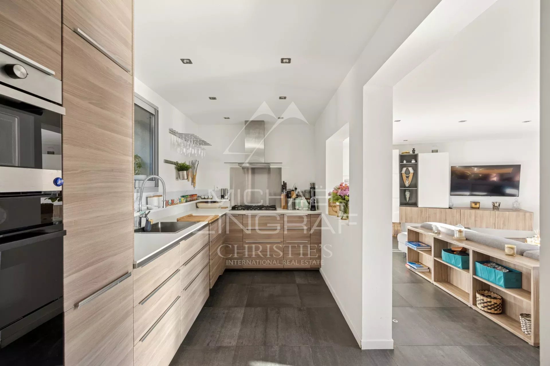 Charming modern Provençal-style villa