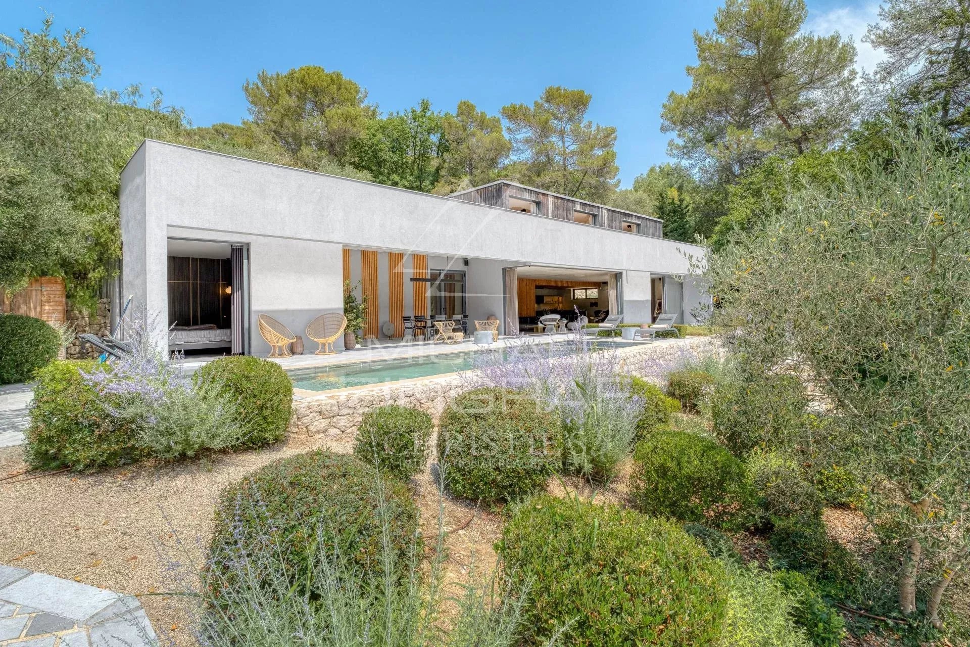 Valbonne – Moderne Villa inmitten einer grünen Oase