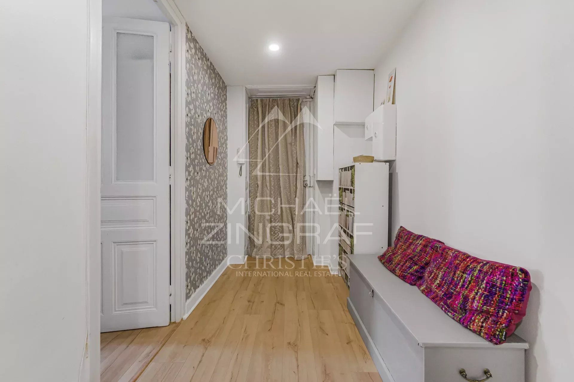 Large 2–3 Room Apartment with Mezzanine Facing the Coulée Verte