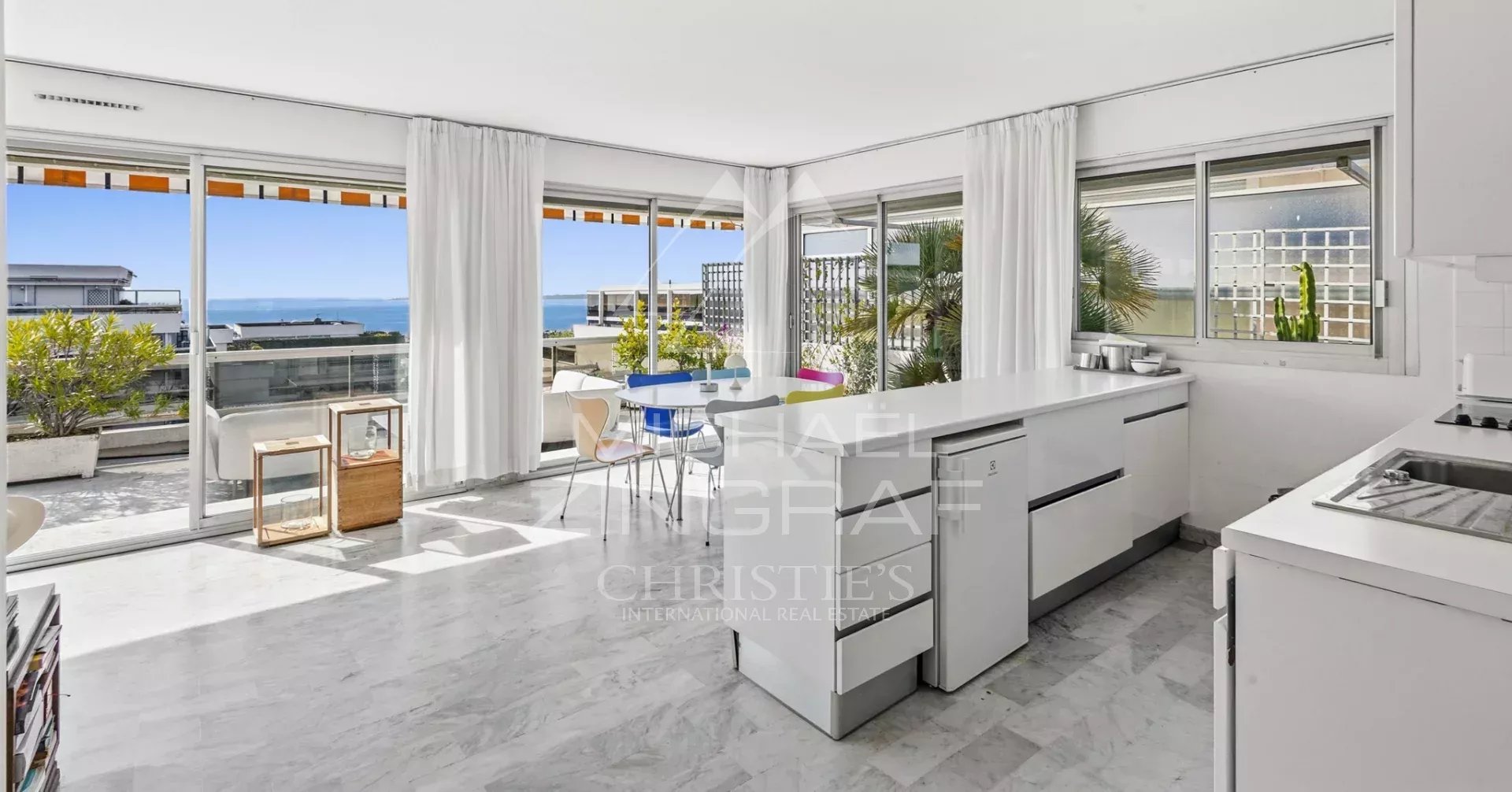 JUAN-LES-PINS – Rostagne : Villa sur le toit avec vue mer panoramique