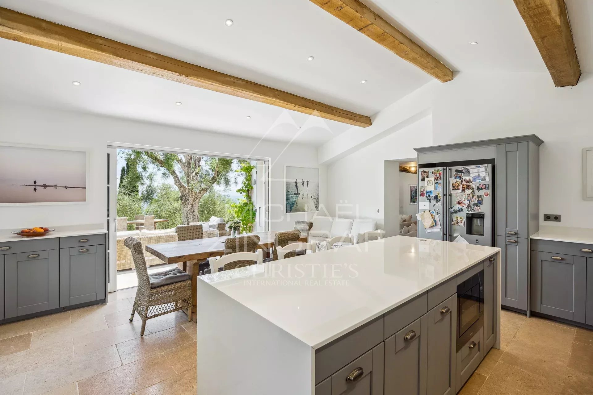 Domaine vue mer et lac, oliveraie , tennis avec villa  principale et pavillon d'hôtes.