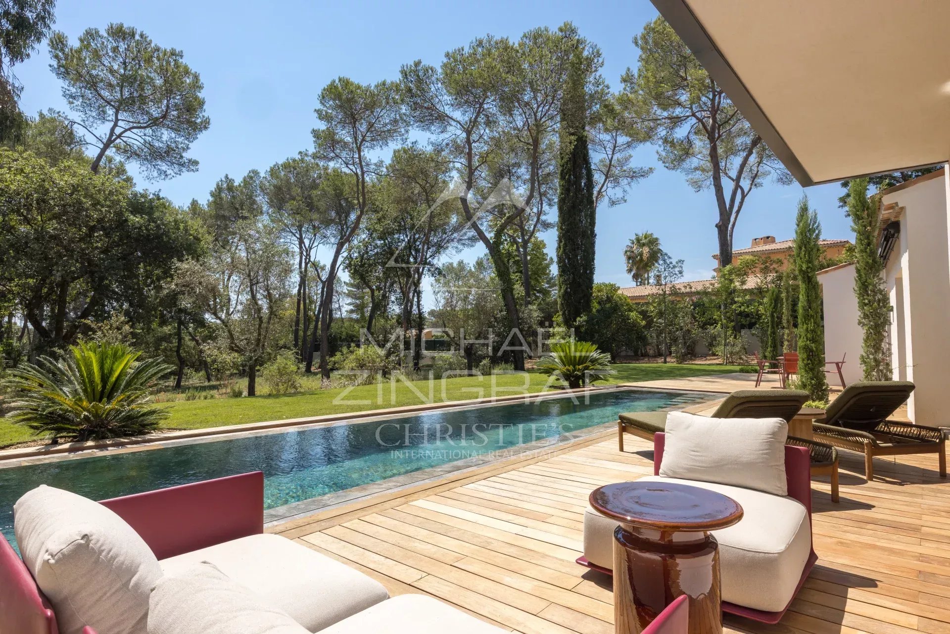 Mougins – Renovated family villa in a secluded estate