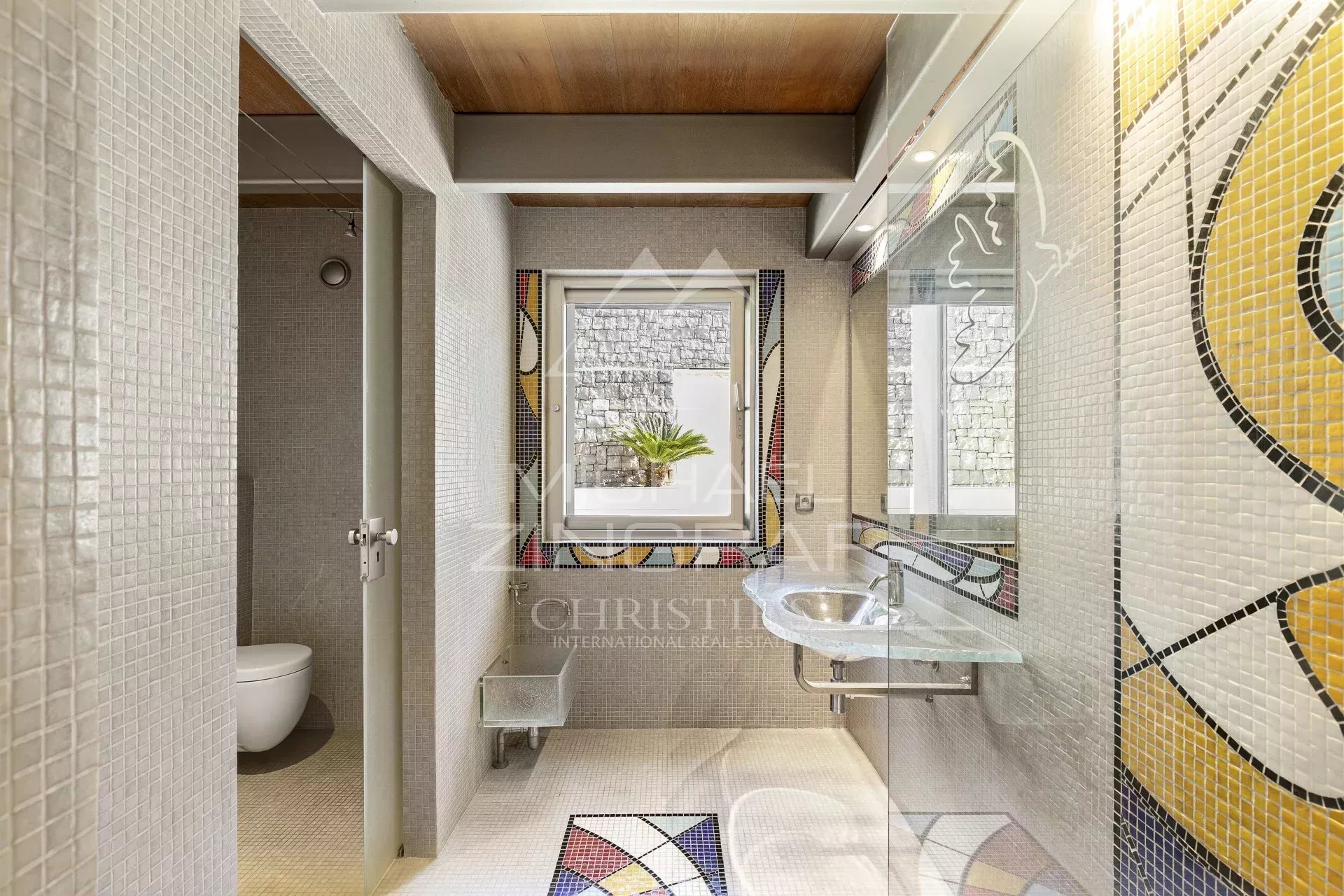 Biot : Propriété unique de plus de 1 300m² avec vue mer