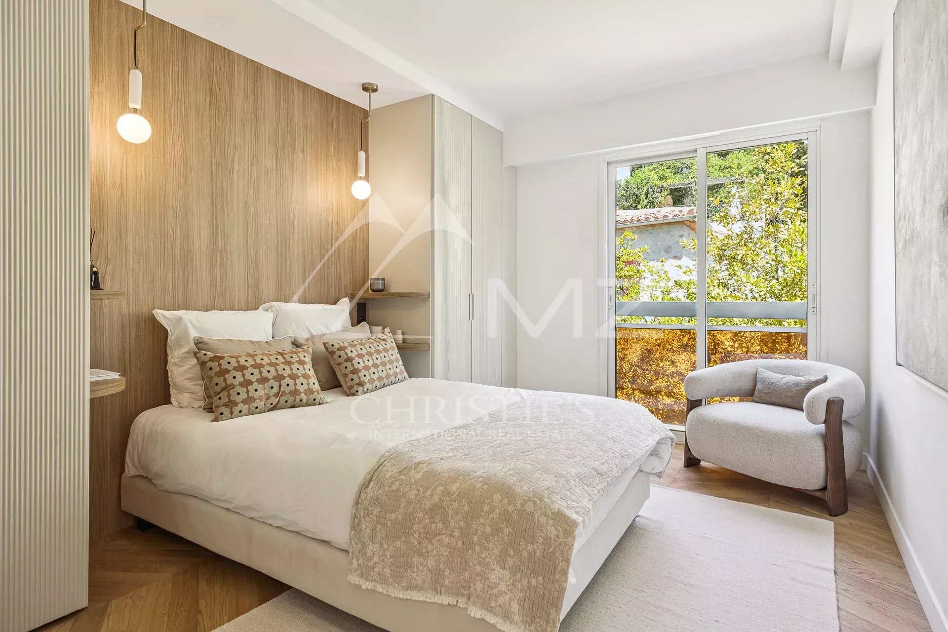 Magnificent 4-bedroom contemporary top floor apartment