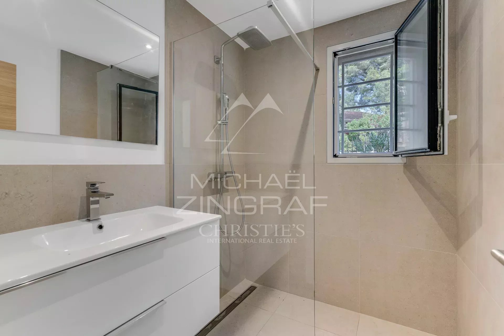 New Elegant house with sea view close to the port