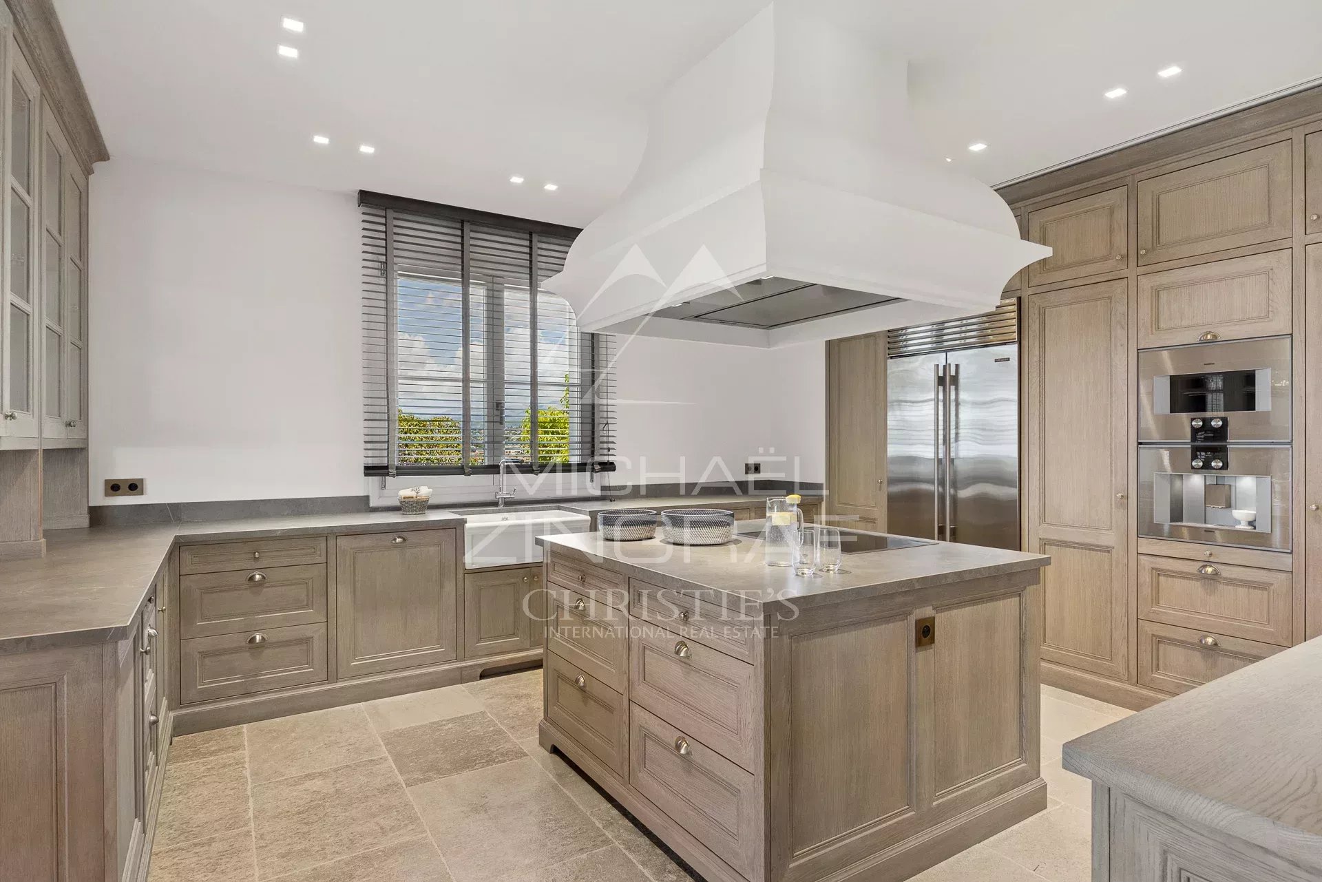 Ideally located in the heart of the most prestigious district in France
