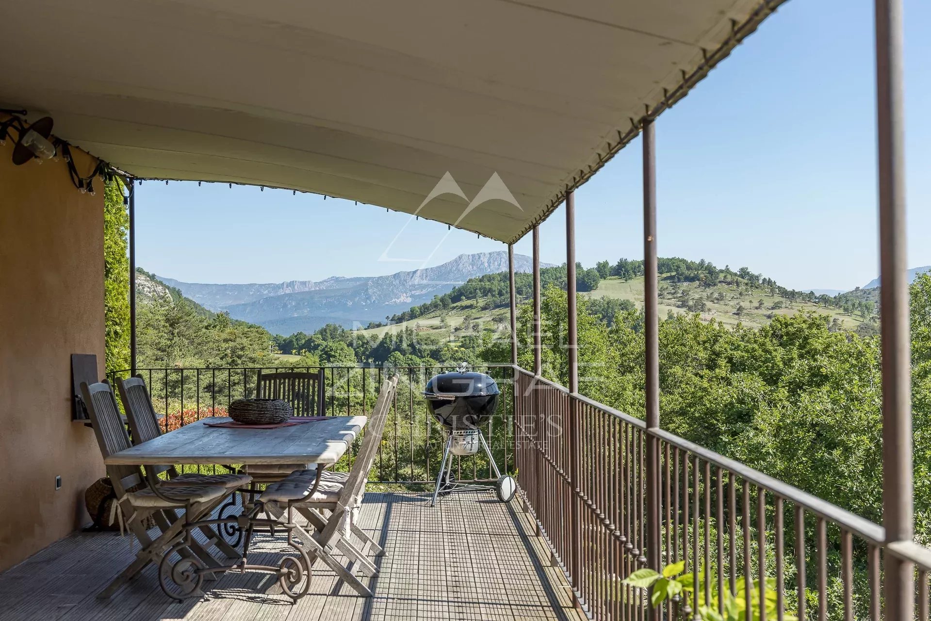 Elegance and Nature: A Unique Haven of Peace on 10 Hectares with Panoramic Views