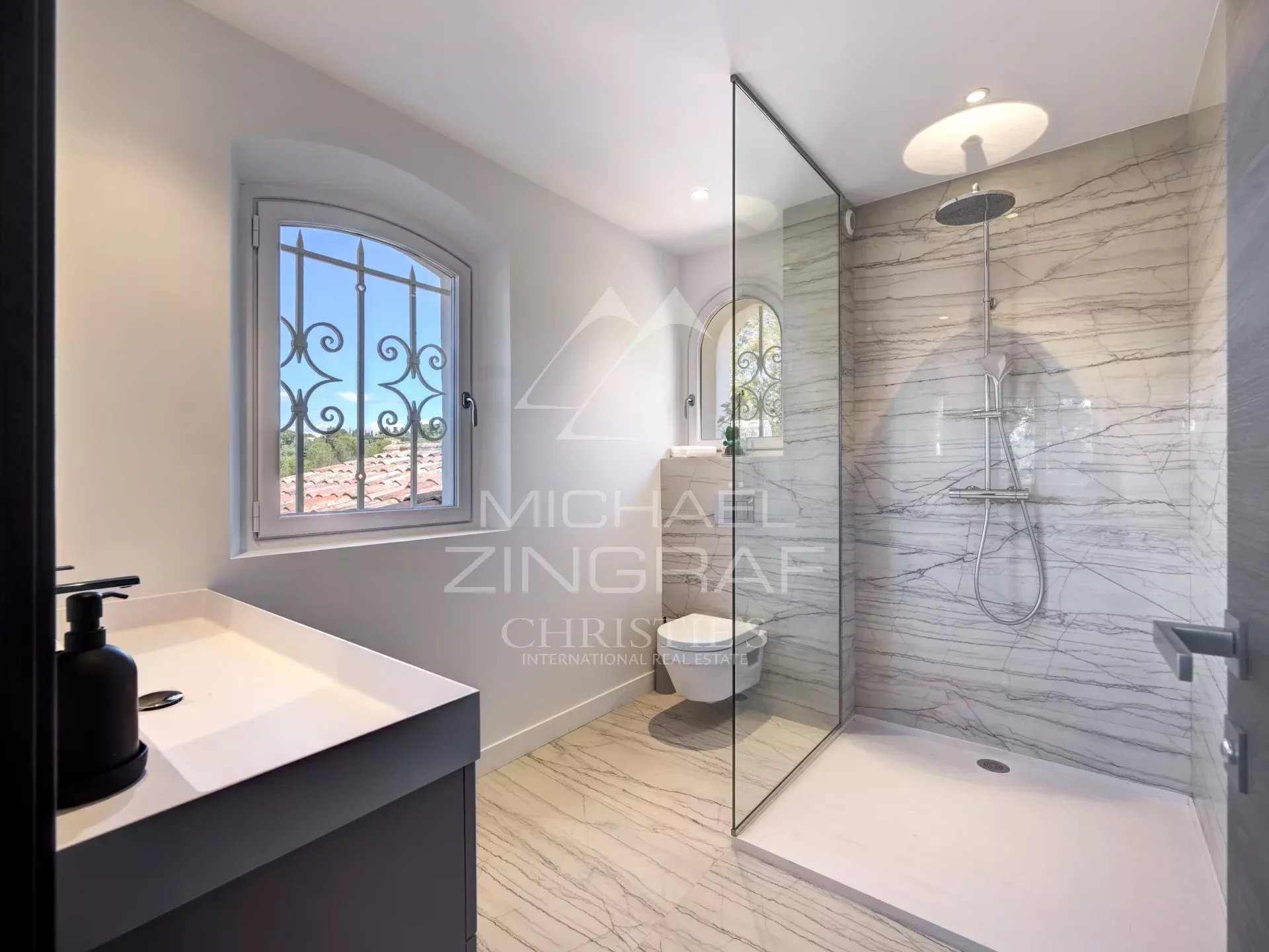 Gorgeous and renovated villa located in green and residential environment - 5 bedrooms