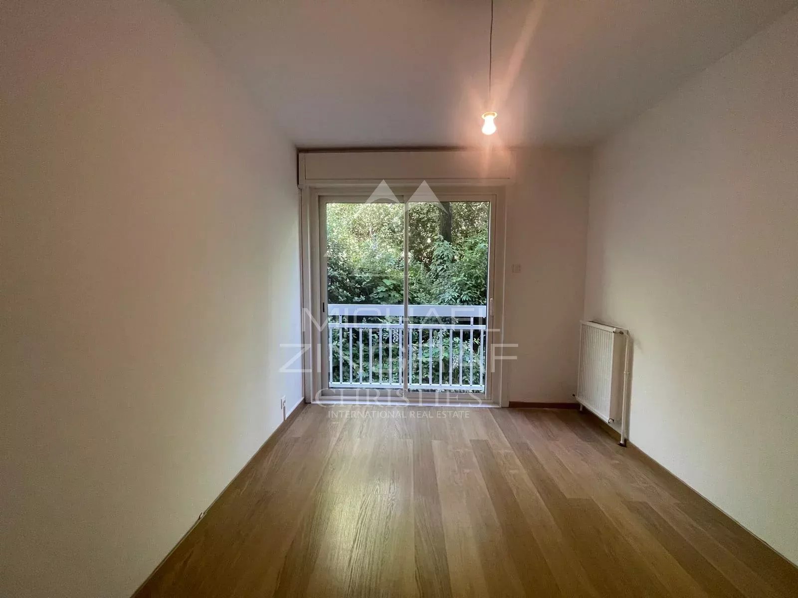 City center - 3 bedroom apartment with terrace and garage