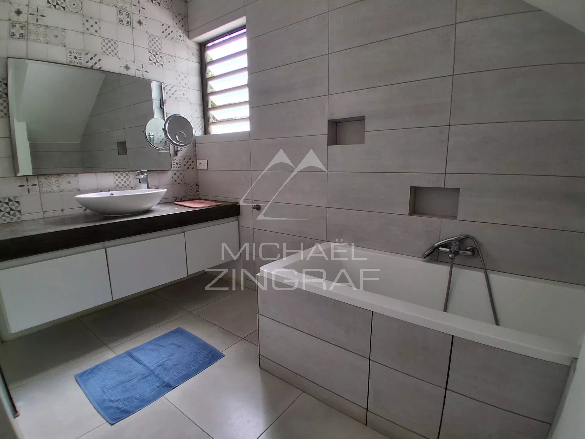 Villa familiale avec salle de sport, jardin arboré et piscine privée