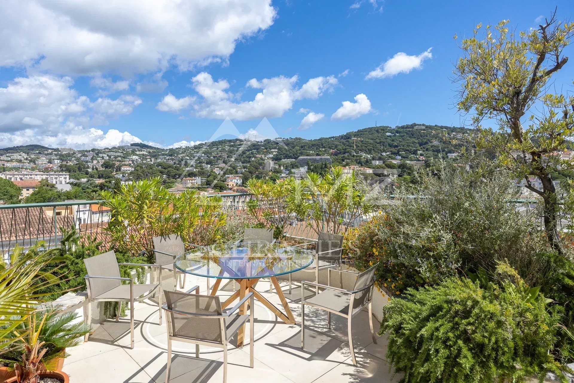 SOLE AGENT: 15 minutes walk from the city center, discover this exceptional roof villa
