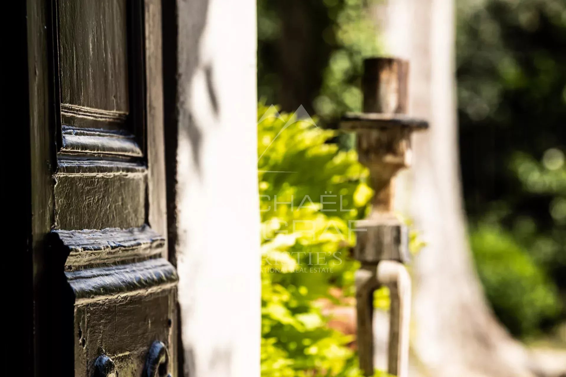 Exclusivité : Exceptionnelle Bastide du XVIIIᵉ siècle aux portes de L’Isle-sur-la-Sorgue sur un parc de 6.3 ha avec salle de réception de prestige