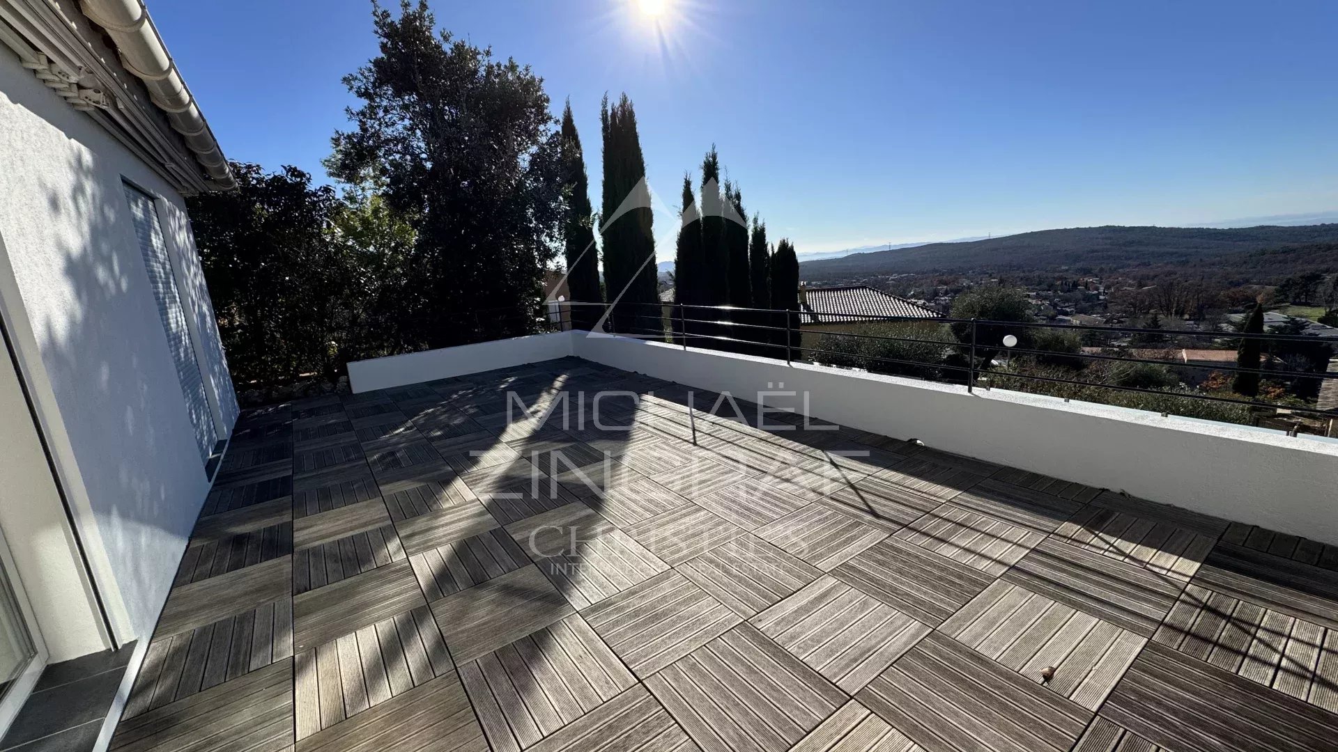 Elegant contemporary villa in a dominant position – Sea view on the horizon