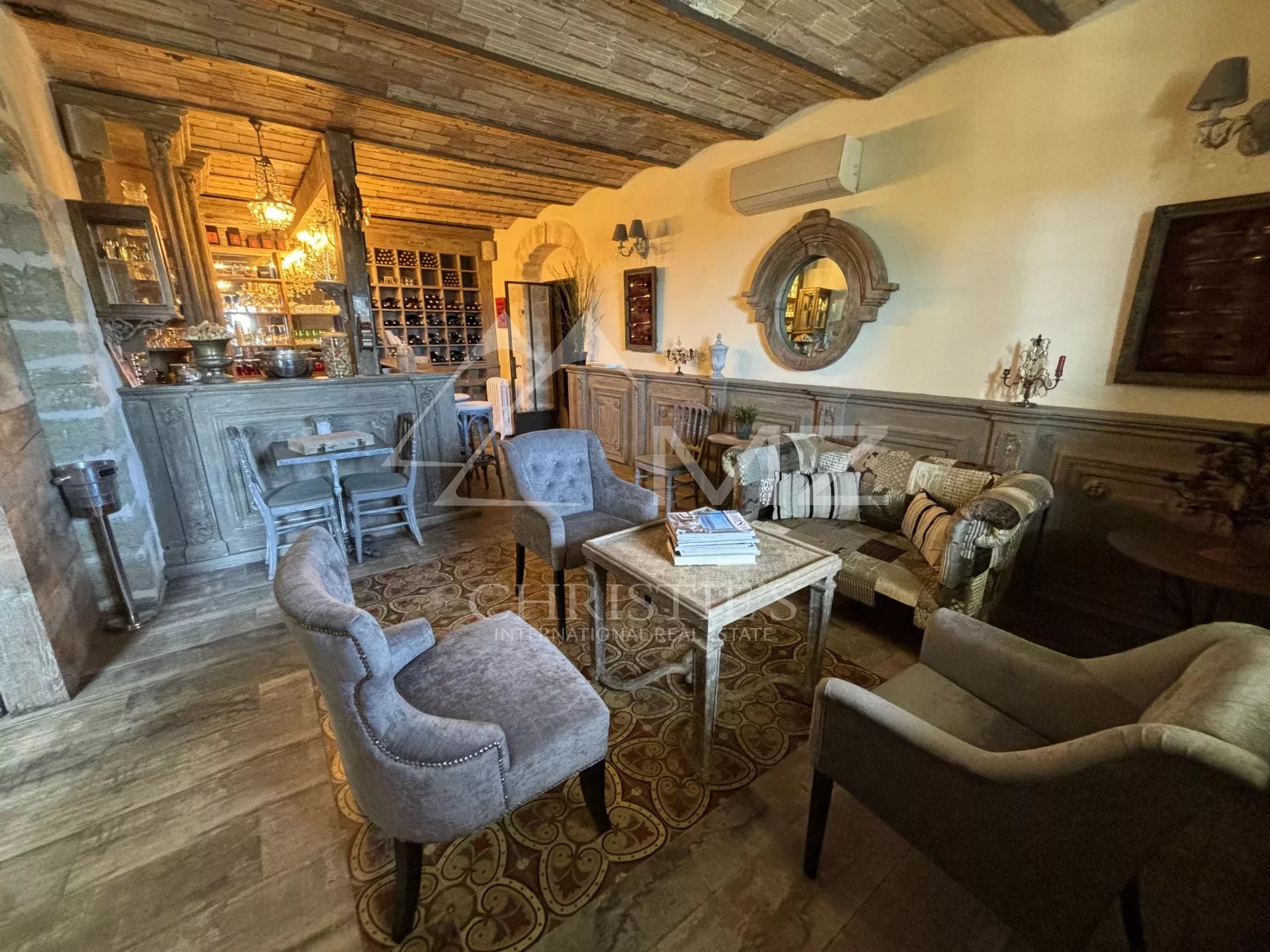 19th-century mansion between the Luberon and Alpilles mountains