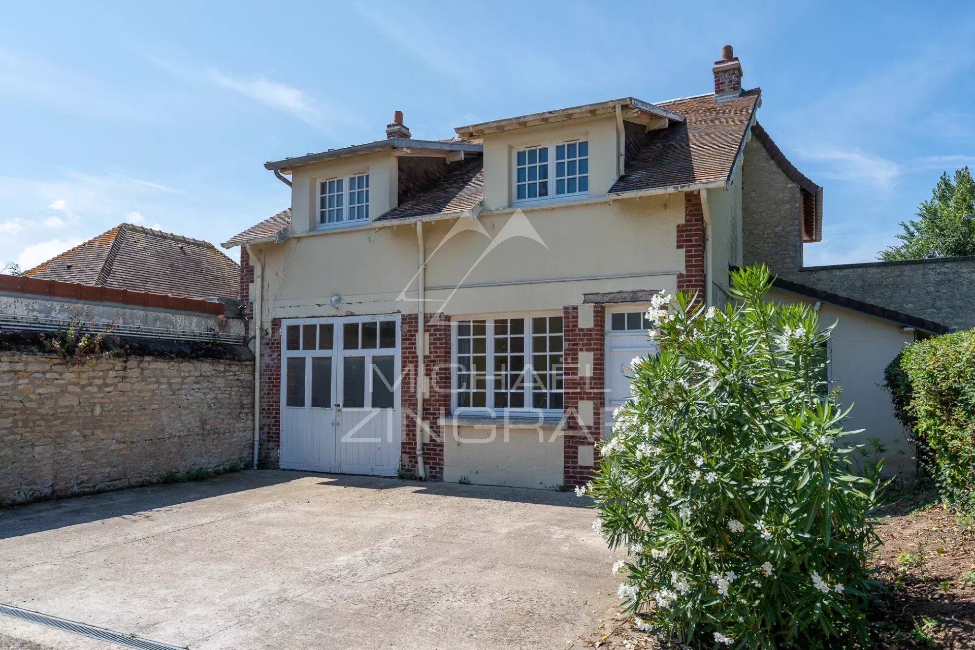 Villa anglo-normande avec piscine et dépendances