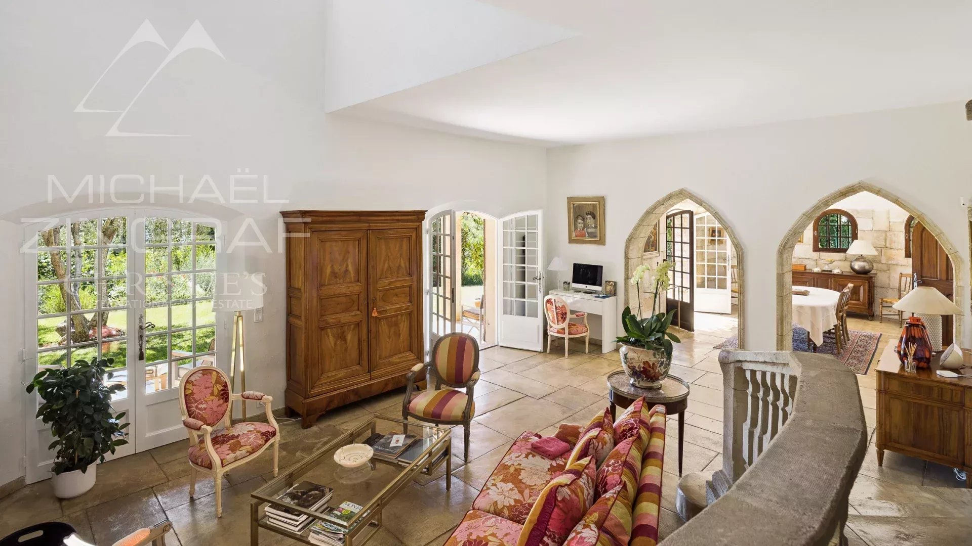 Charming villa with an open view and four suites