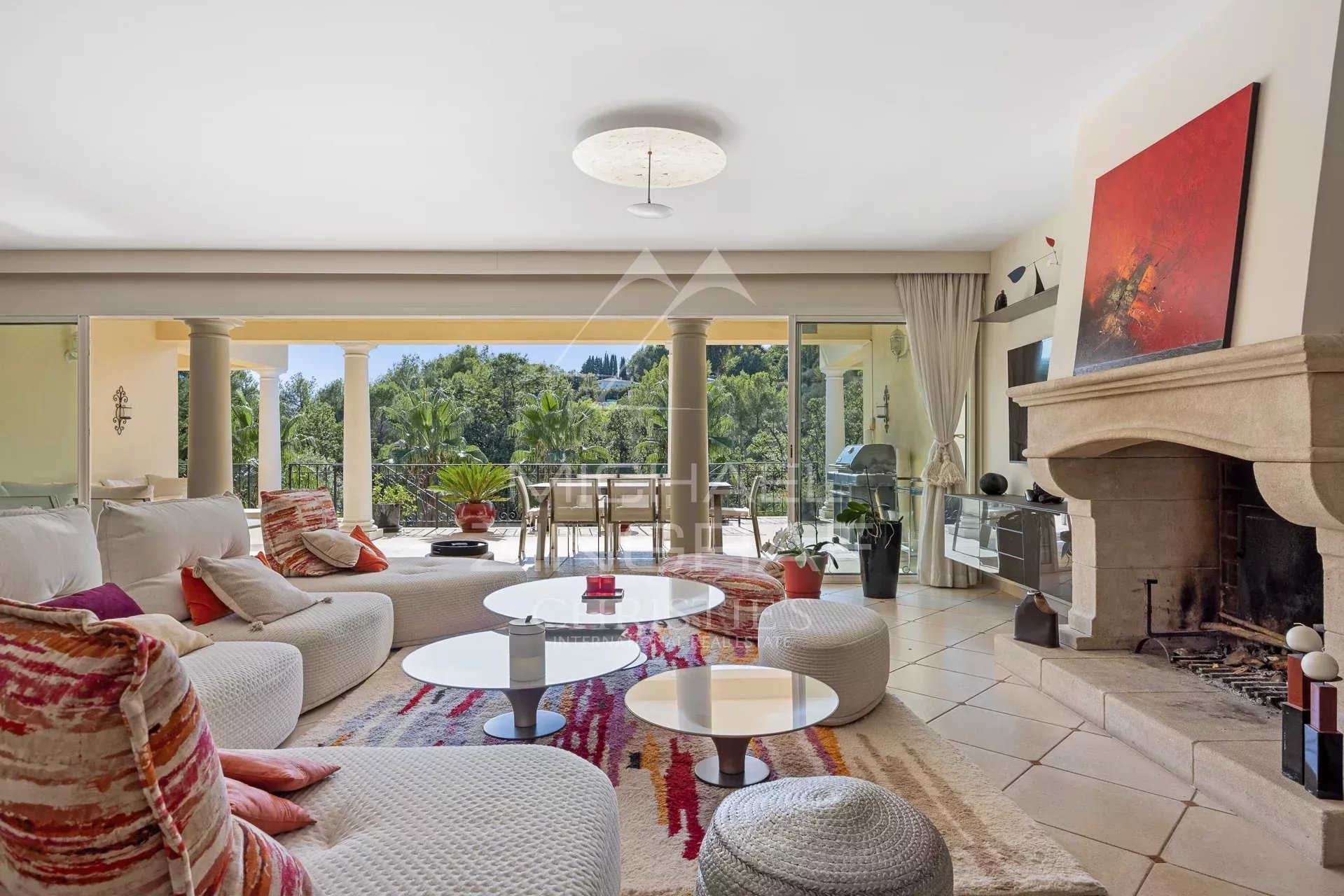 Villa mit außergewöhnlich großzügigen Räumlichkeiten