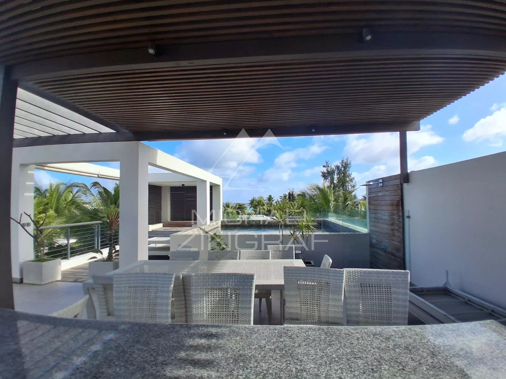 Penthouse d'Exception avec Rooftop Privatif, Piscine et Accès à une Plage Privée