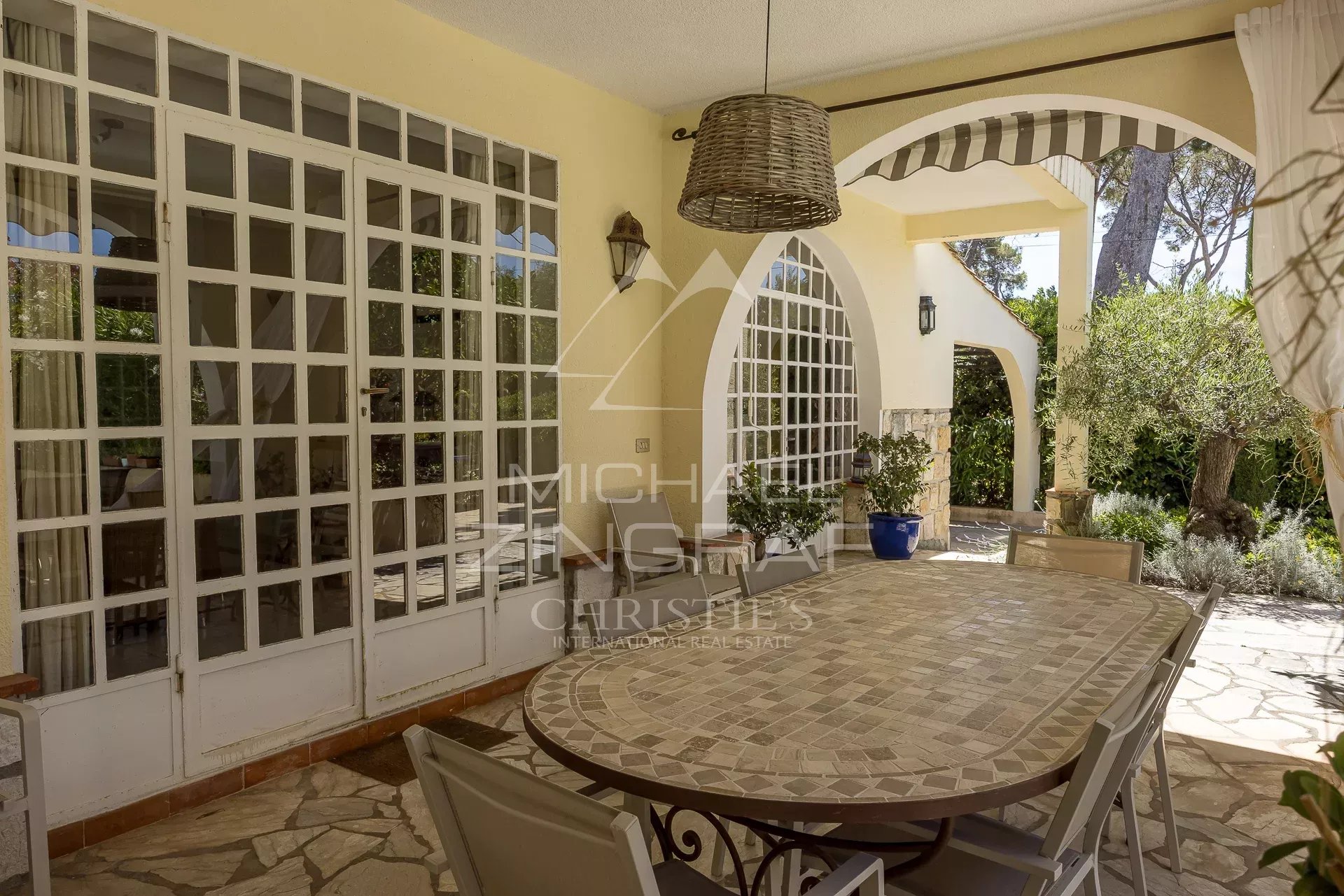 Cap d’Antibes – Élégante villa au calme absolu, à quelques pas des plages de la Garoupe