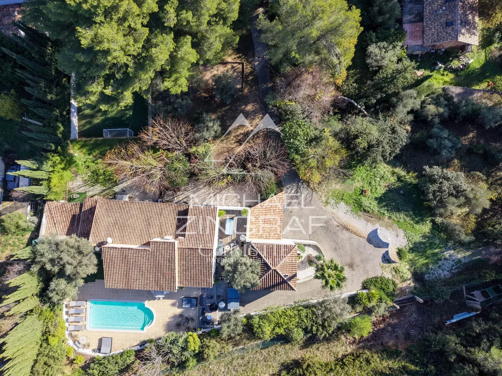 Maison avec piscine au calme absolu en pleine colline