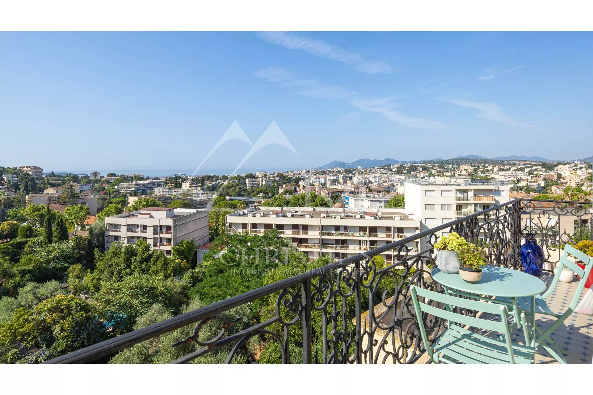 In der letzten Etage herrlicher Blick auf das Meer und Estérel