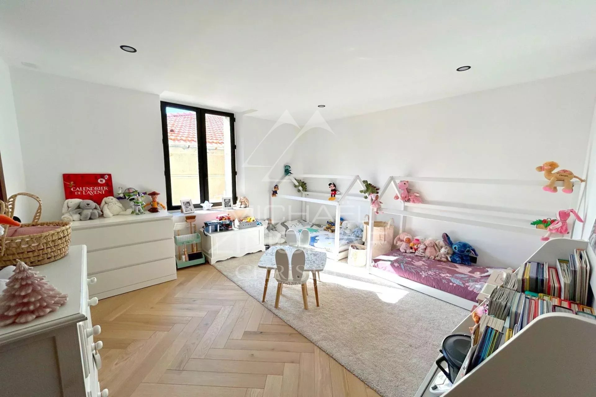 Antibes Vieille Ville – Duplex d’Exception en Dernier Étage