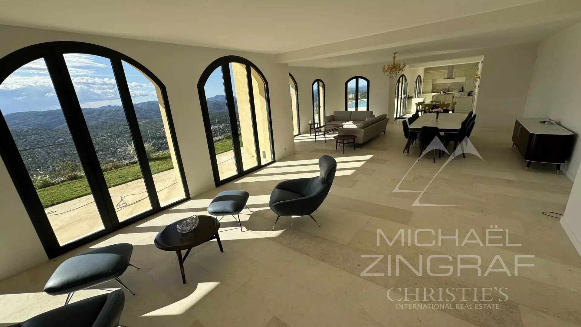 Villa au style épuré sur les balcons de la Riviera
