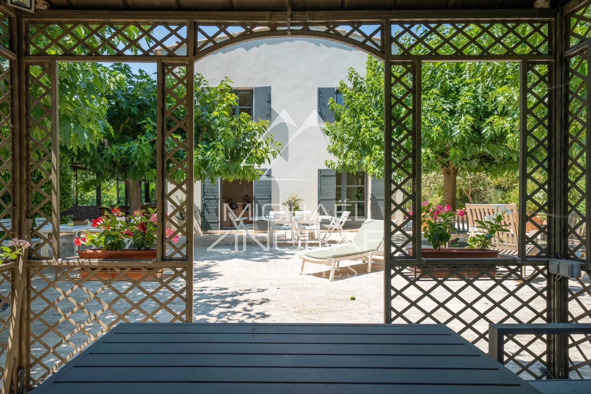 Aix-en-Provence – Anwesen mit Swimmingpool in grüner Umgebung