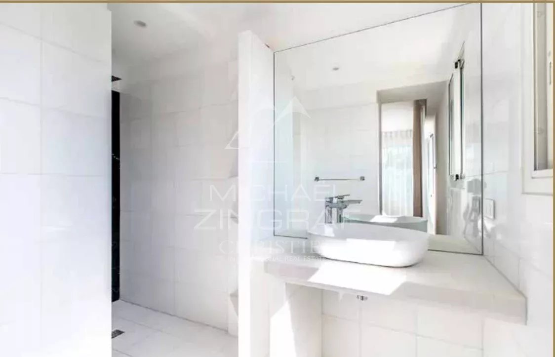 SPLENDID RENOVATED CONTEMPORARY VILLA OF 320 SQM LOCATED IN A PRIVATE ESTATE