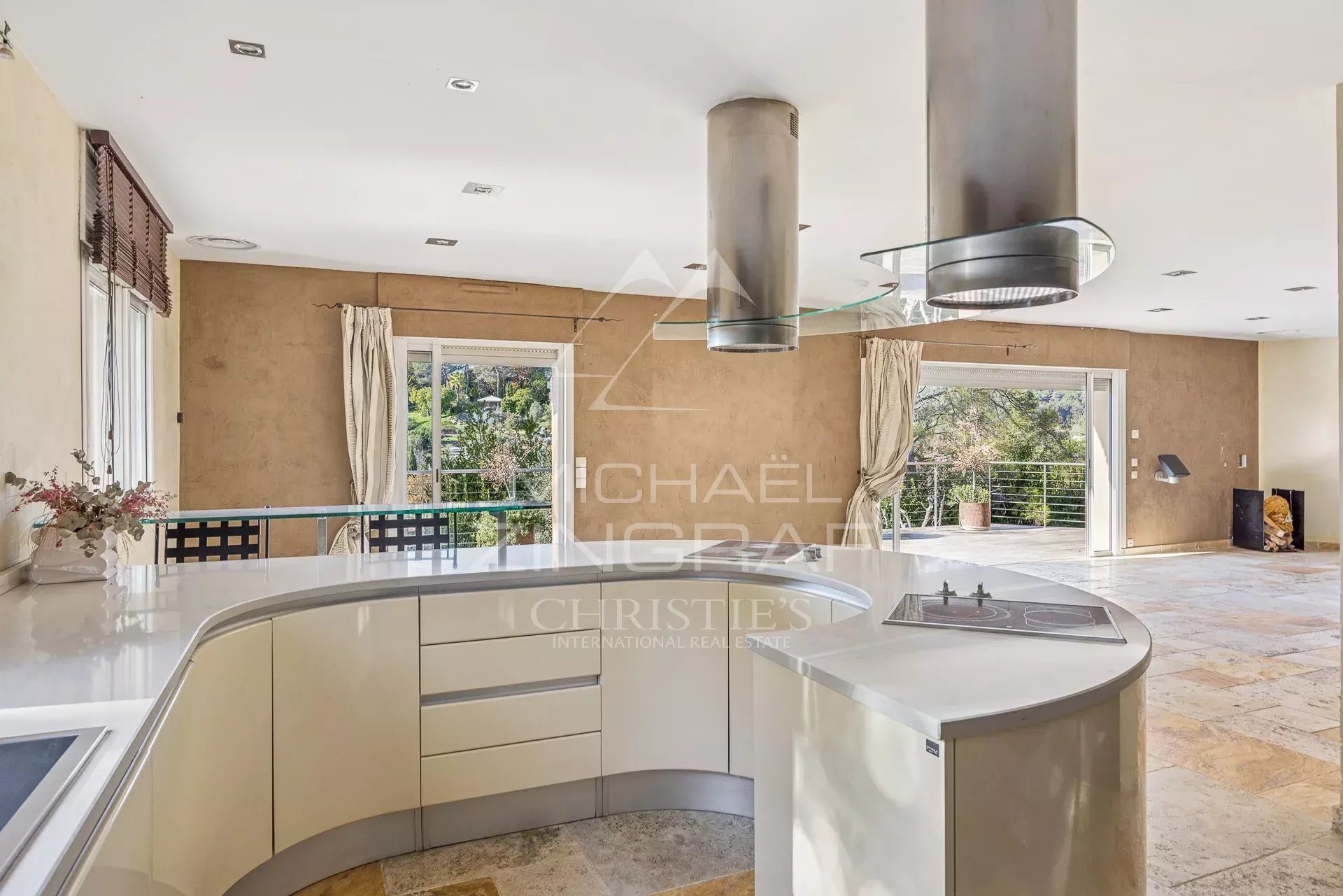 Roquefort-les-Pins : Provenzalische Villa in geschlossener Wohnanlage