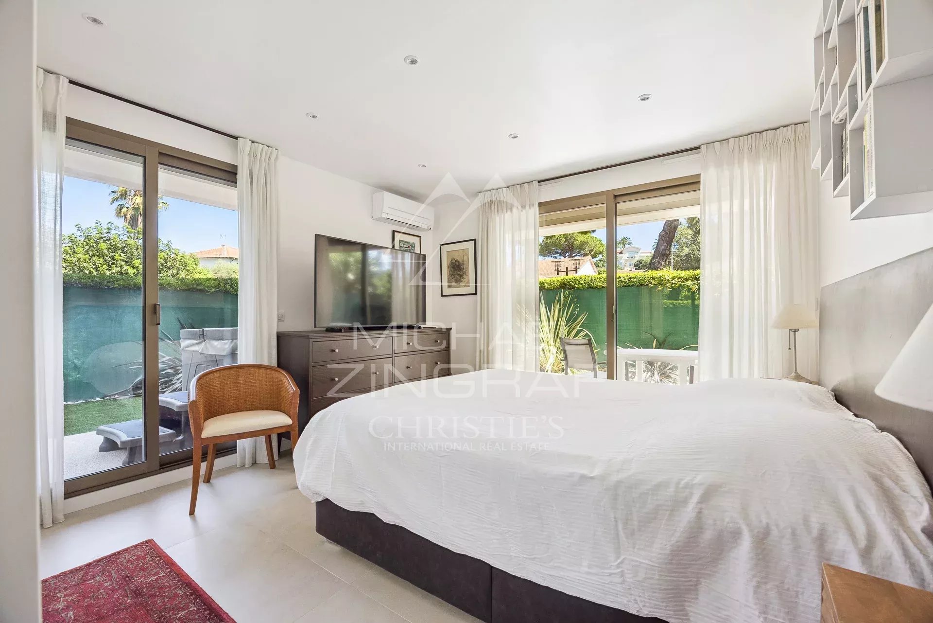 EXKLUSIV – Außergewöhnliche Immobilie am Eingang zum Cap d’Antibes – Résidence Château de la Pinède