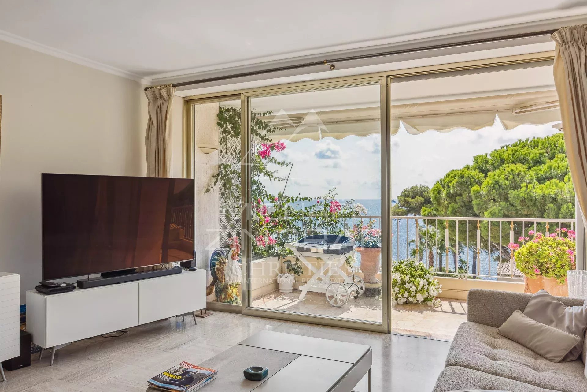 Cannes Palm Beach – Exceptional Apartment with Panoramic Sea View