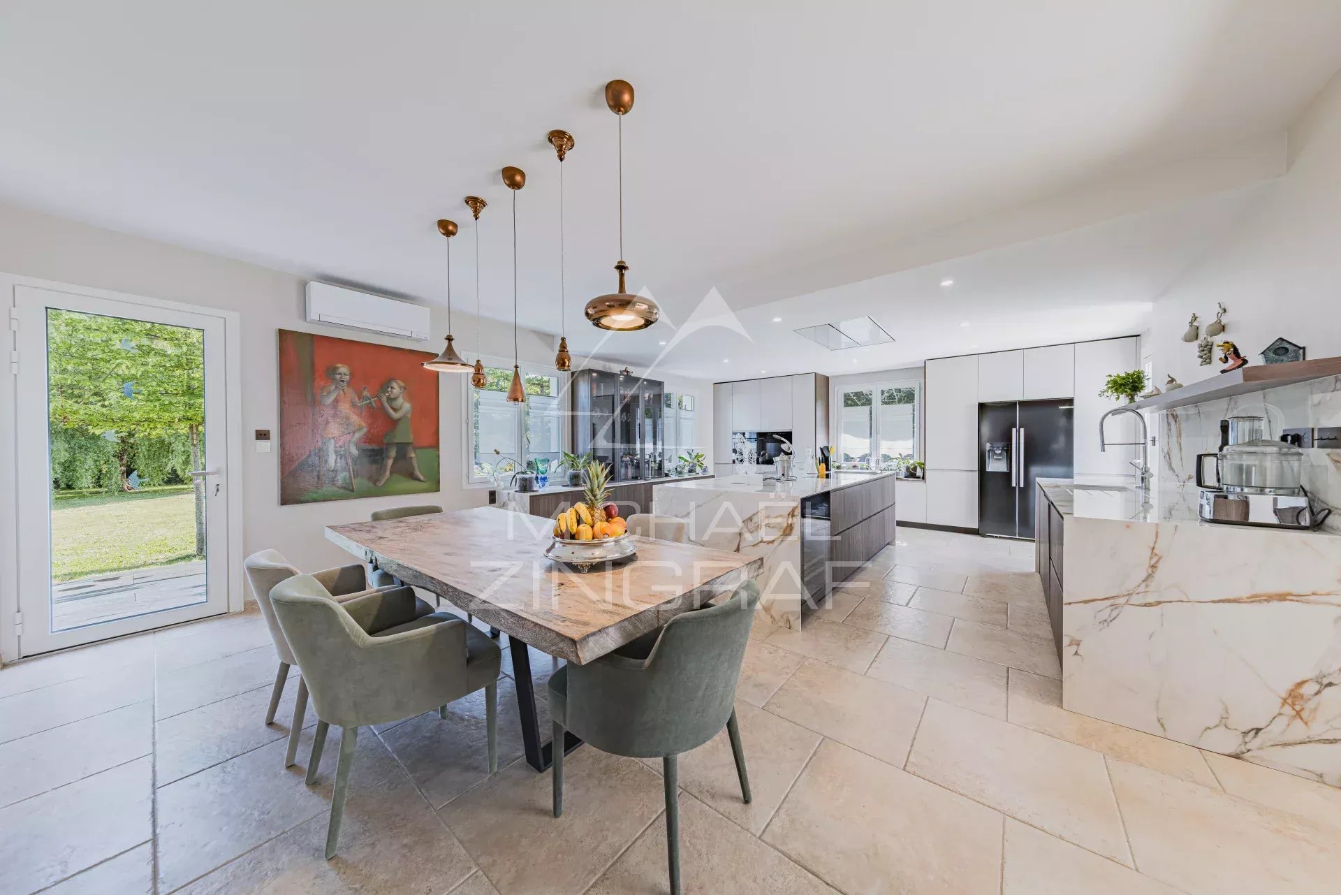 n Mimizan, on the edge of the forest, a unique property