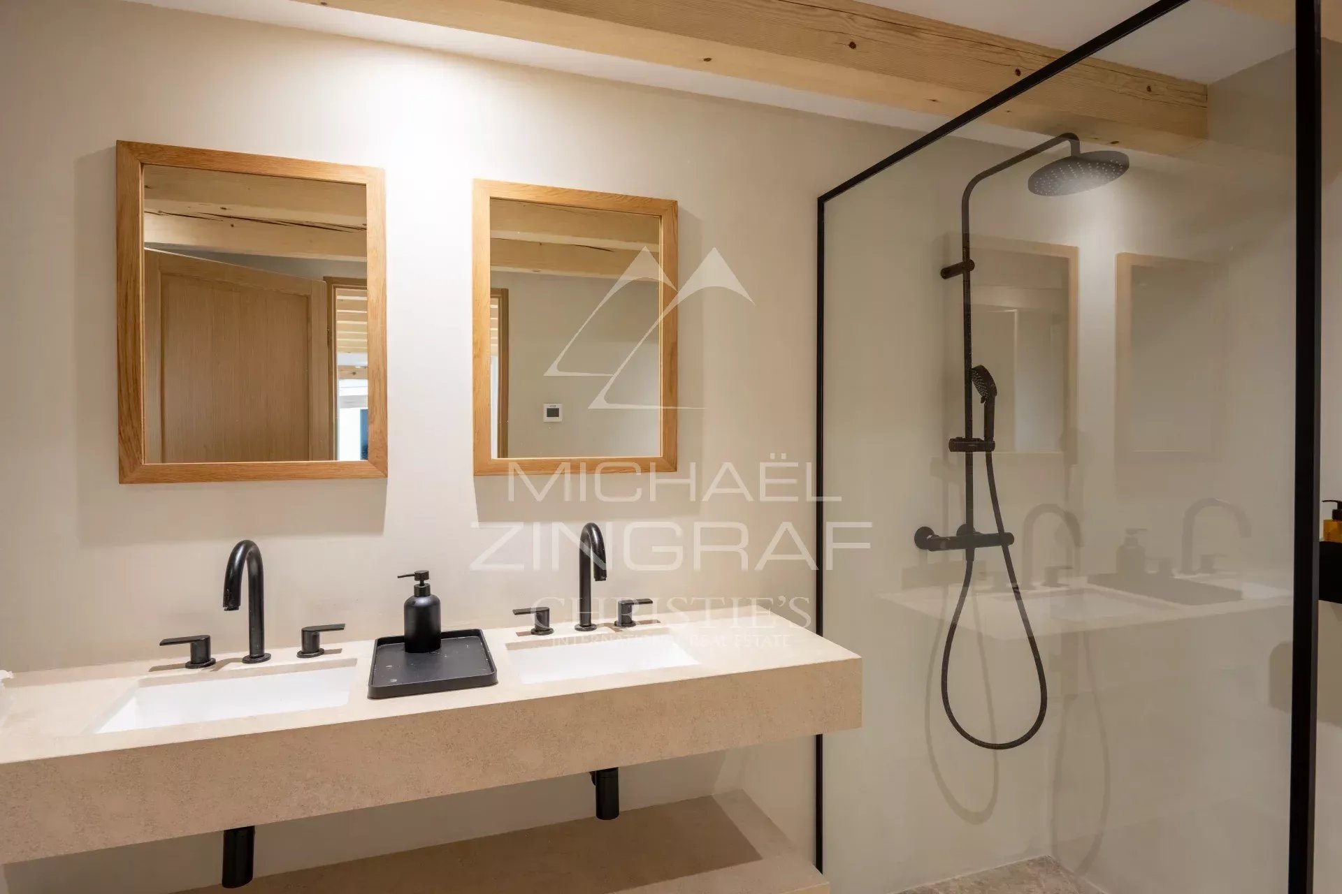 Proche Valbonne – Superbe propriété entièrement rénovée – 5 chambres