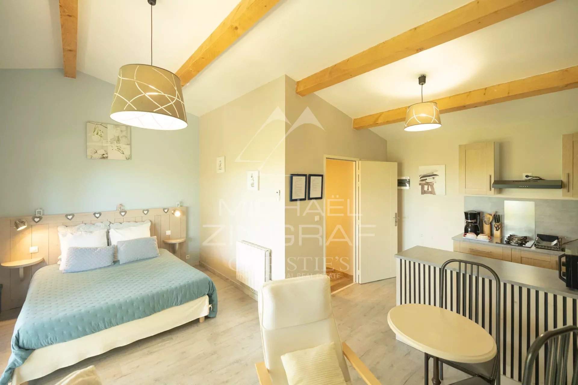 Exclusivité - Proche Gordes - Propriété de charme avec piscine et dépendances