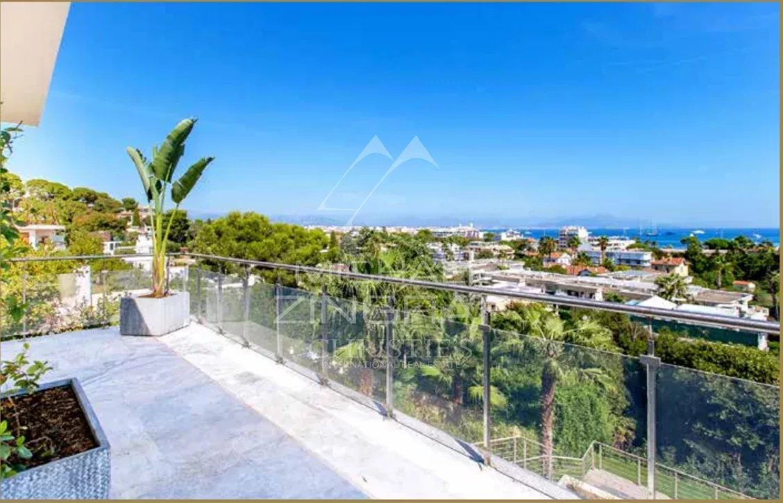 SPLENDID RENOVATED CONTEMPORARY VILLA OF 320 SQM LOCATED IN A PRIVATE ESTATE