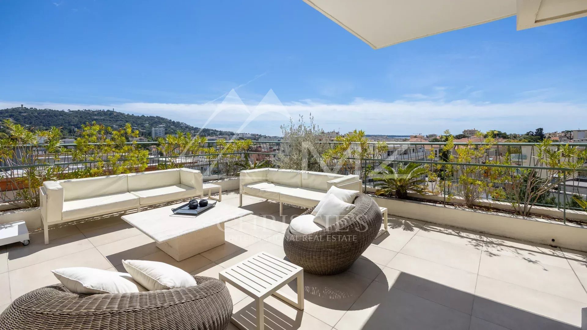 SOLE AGENT: 15 minutes walk from the city center, discover this exceptional roof villa