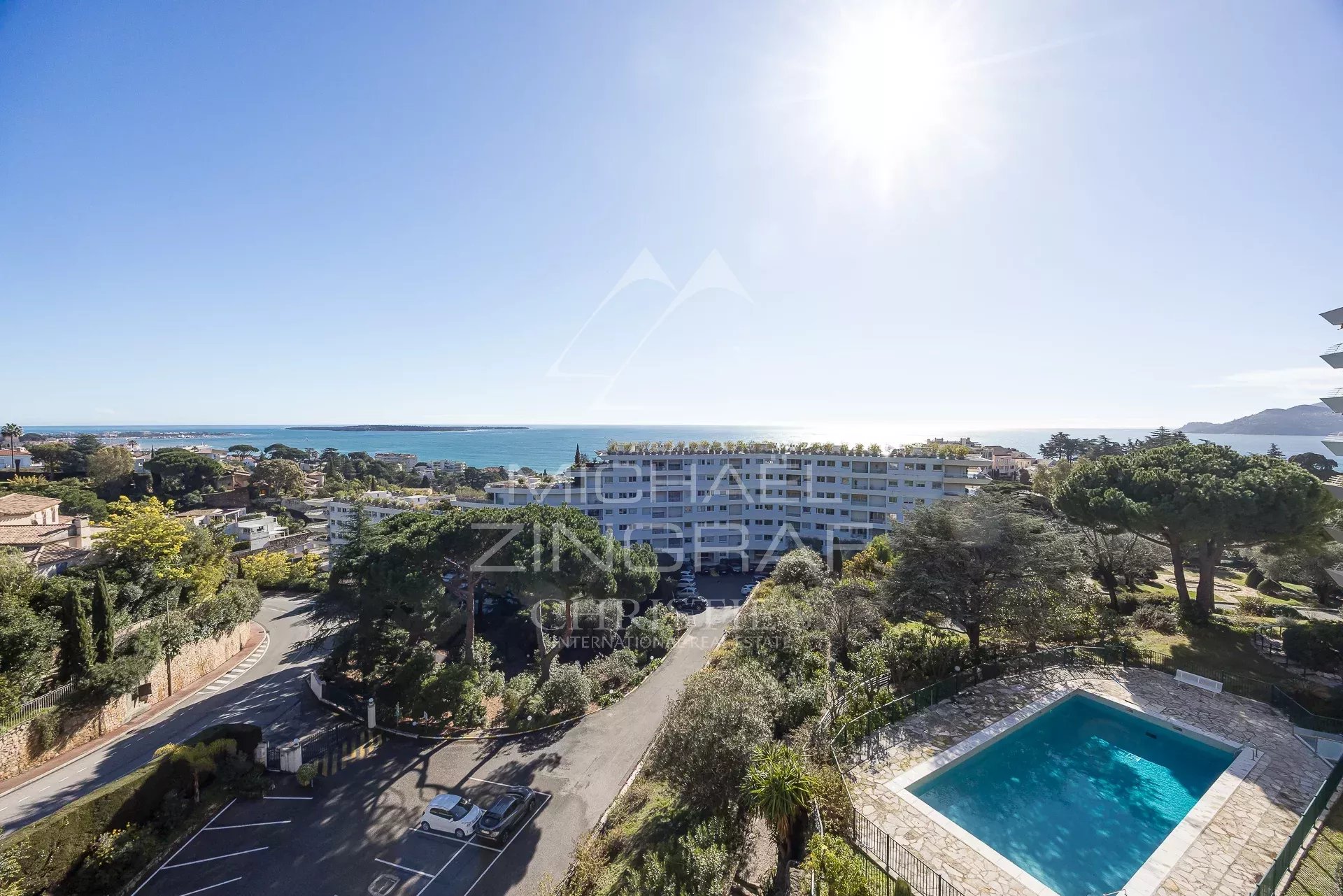 OFF MARKET - CANNES CROIX DES GARDES – LETZTE ETAGE – 3-ZIMMER-WOHNUNG MIT PANORAMAMERSAUSSICHT – POOL