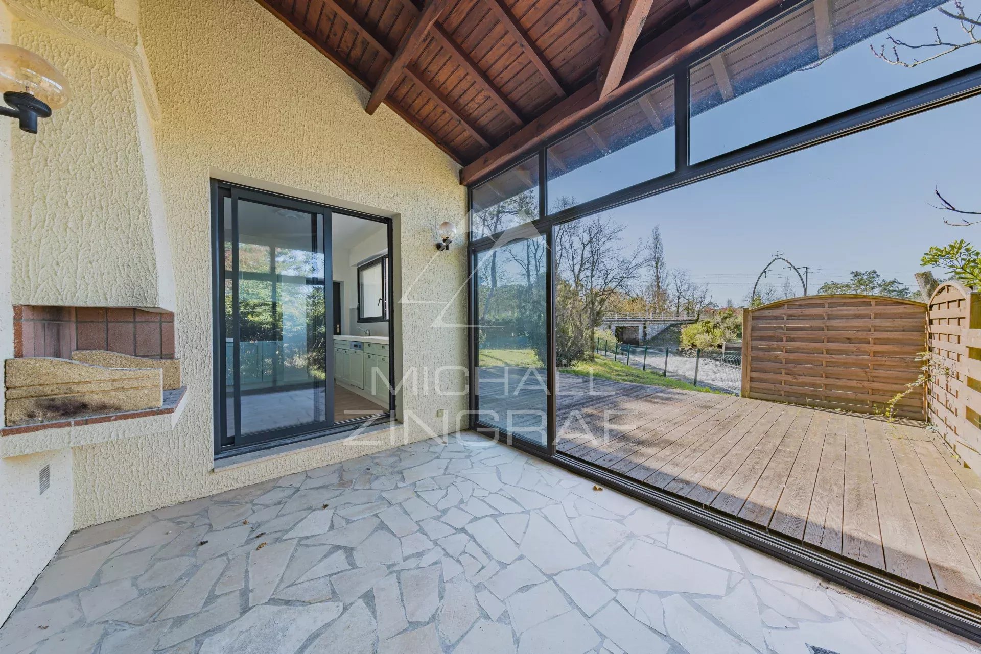 Une villa d'architecte dans un décor authentique au Port de la Hume