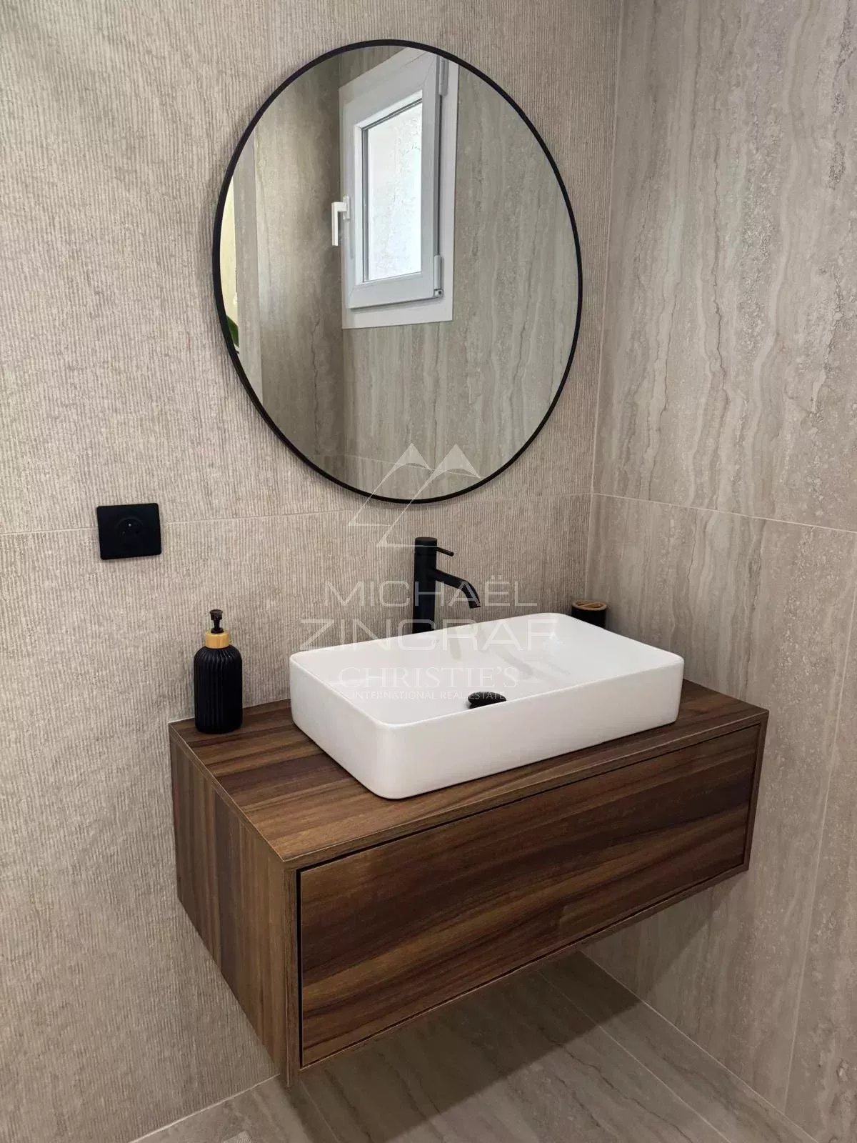 Antibes Vieille Ville – Duplex d’Exception en Dernier Étage