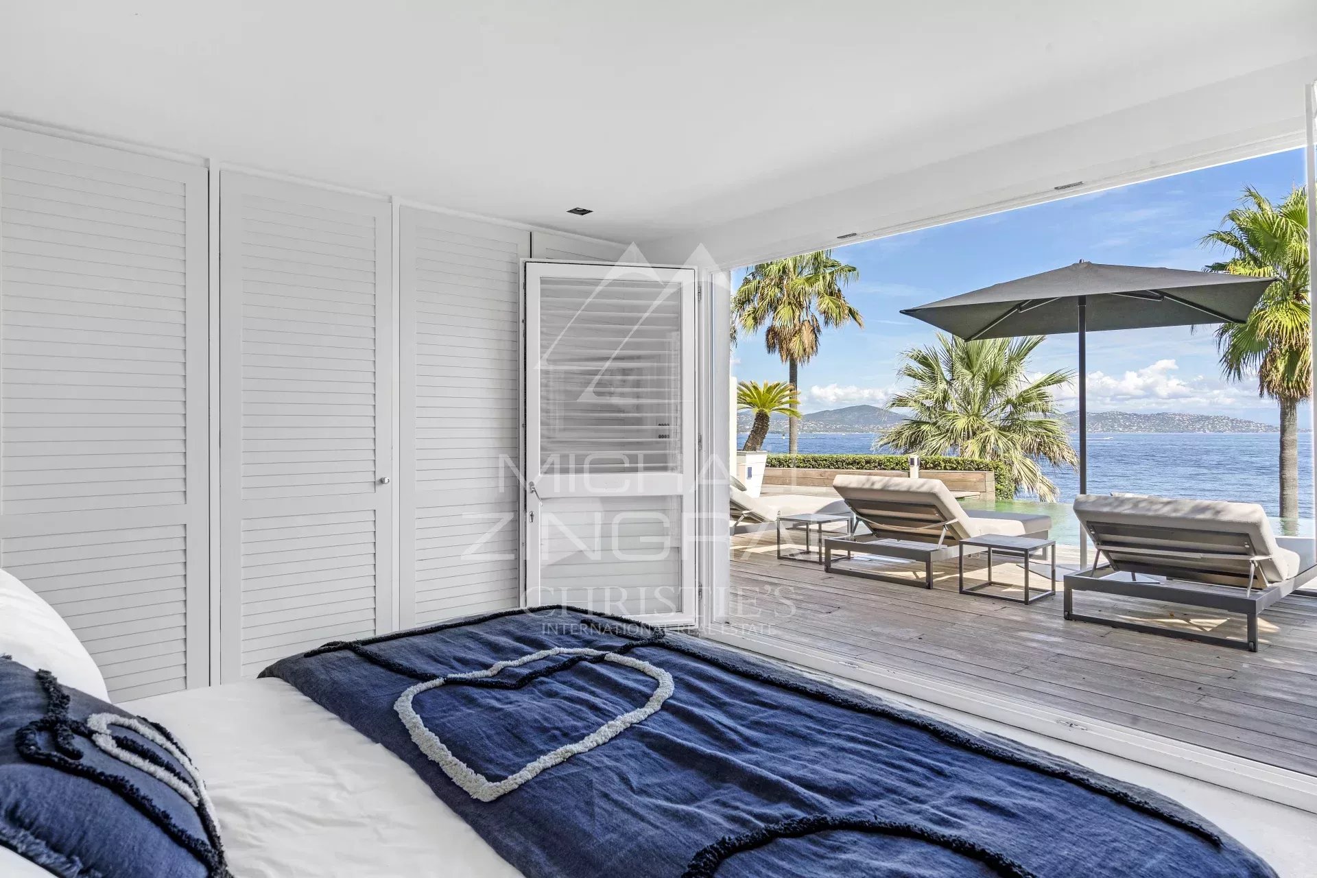 Villa d'Exception à Saint-Tropez - Front de Mer avec Vue Panoramique