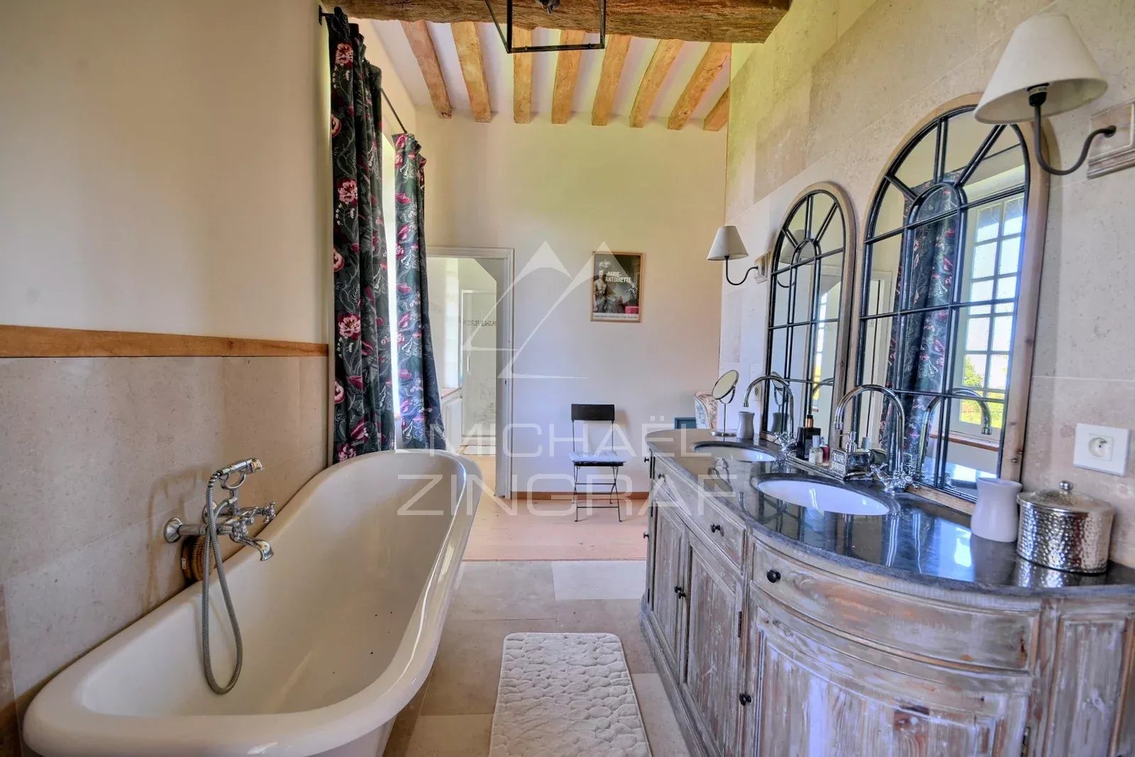 Manoir et dépendances a proximité de la mer