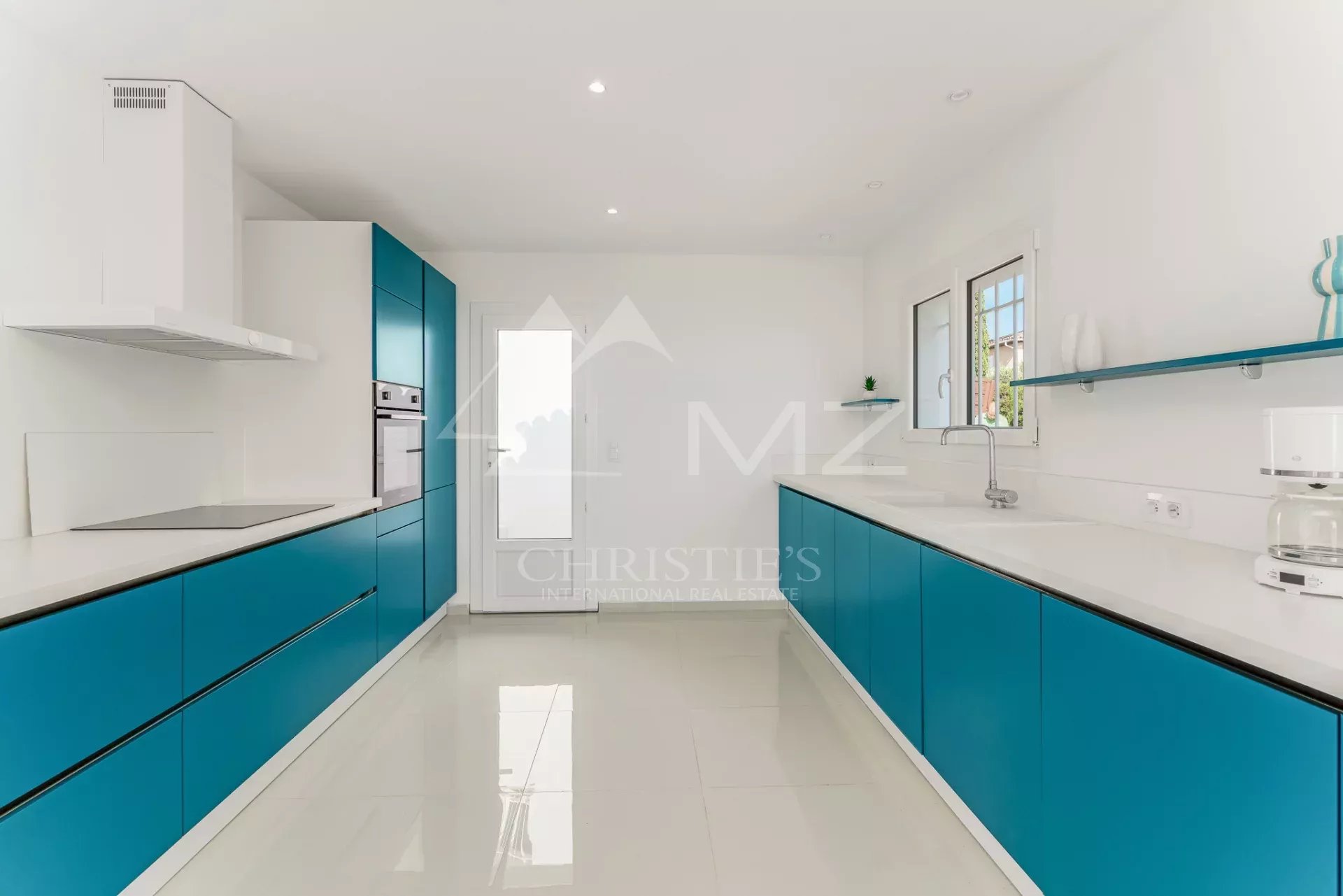 House with sea view close to town center