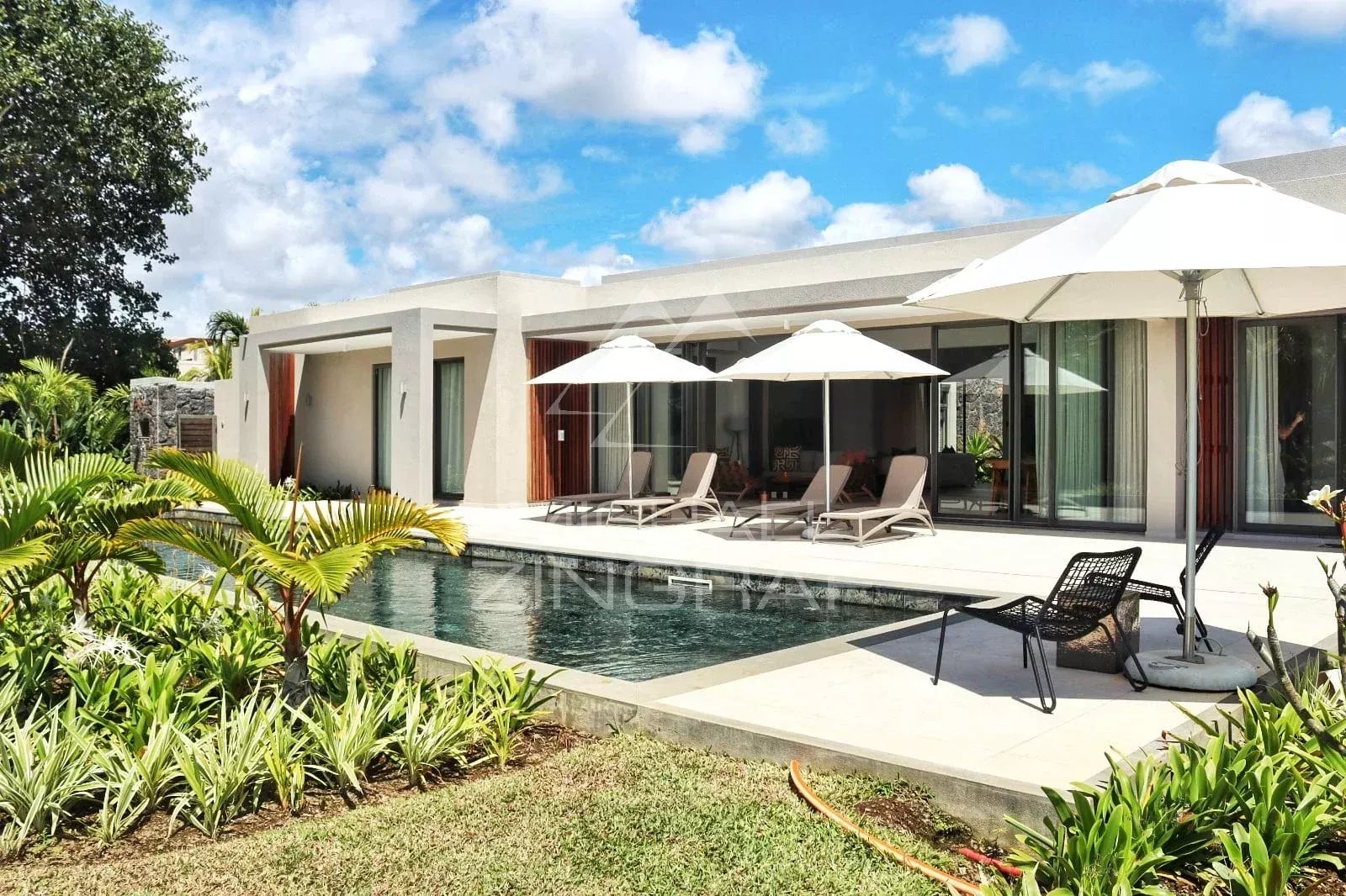 Moderne ebenerdige Villa mit Golfblick in ruhiger Lage