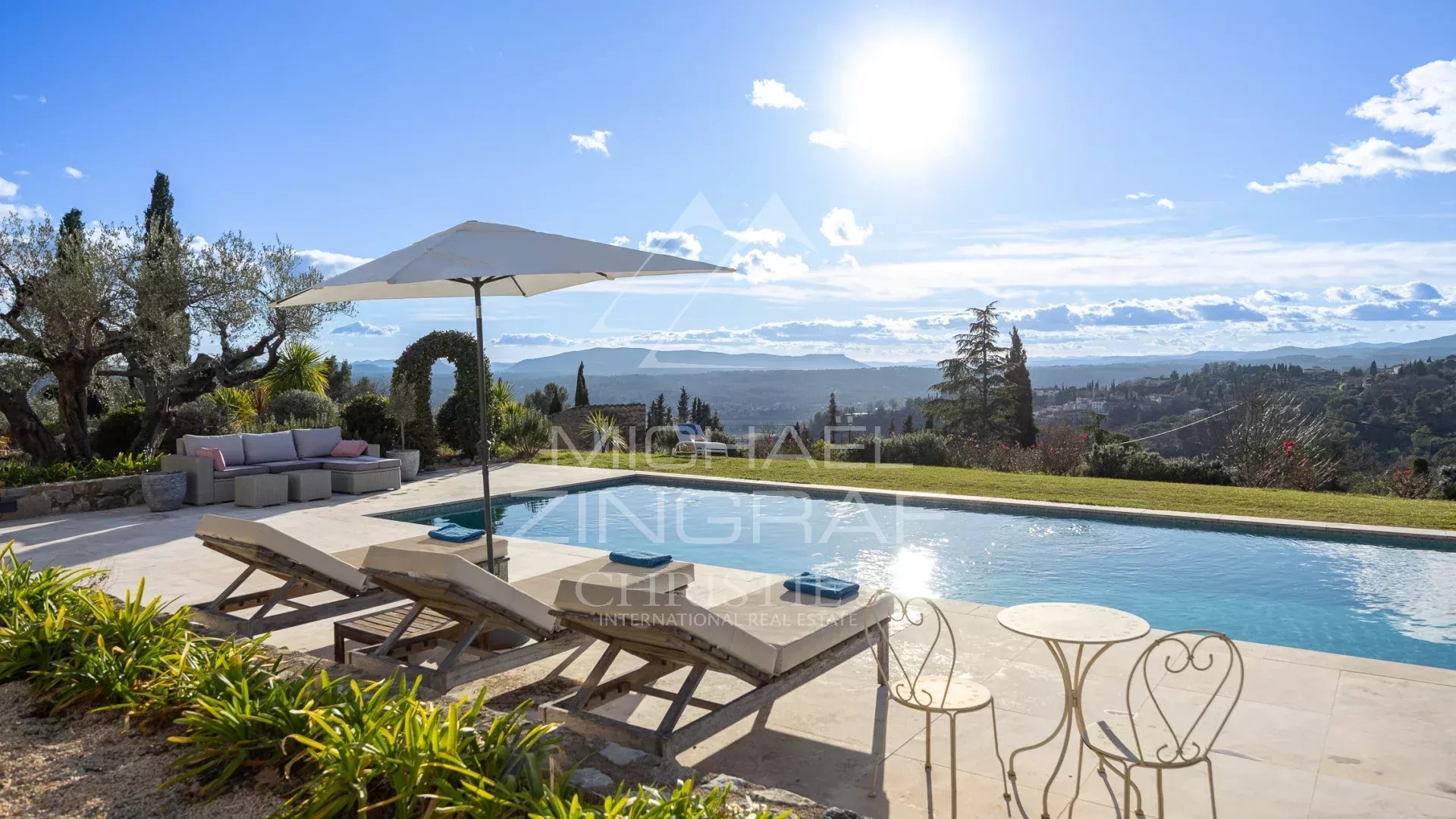 Bastide de charme baignée de lumière, à pied du village