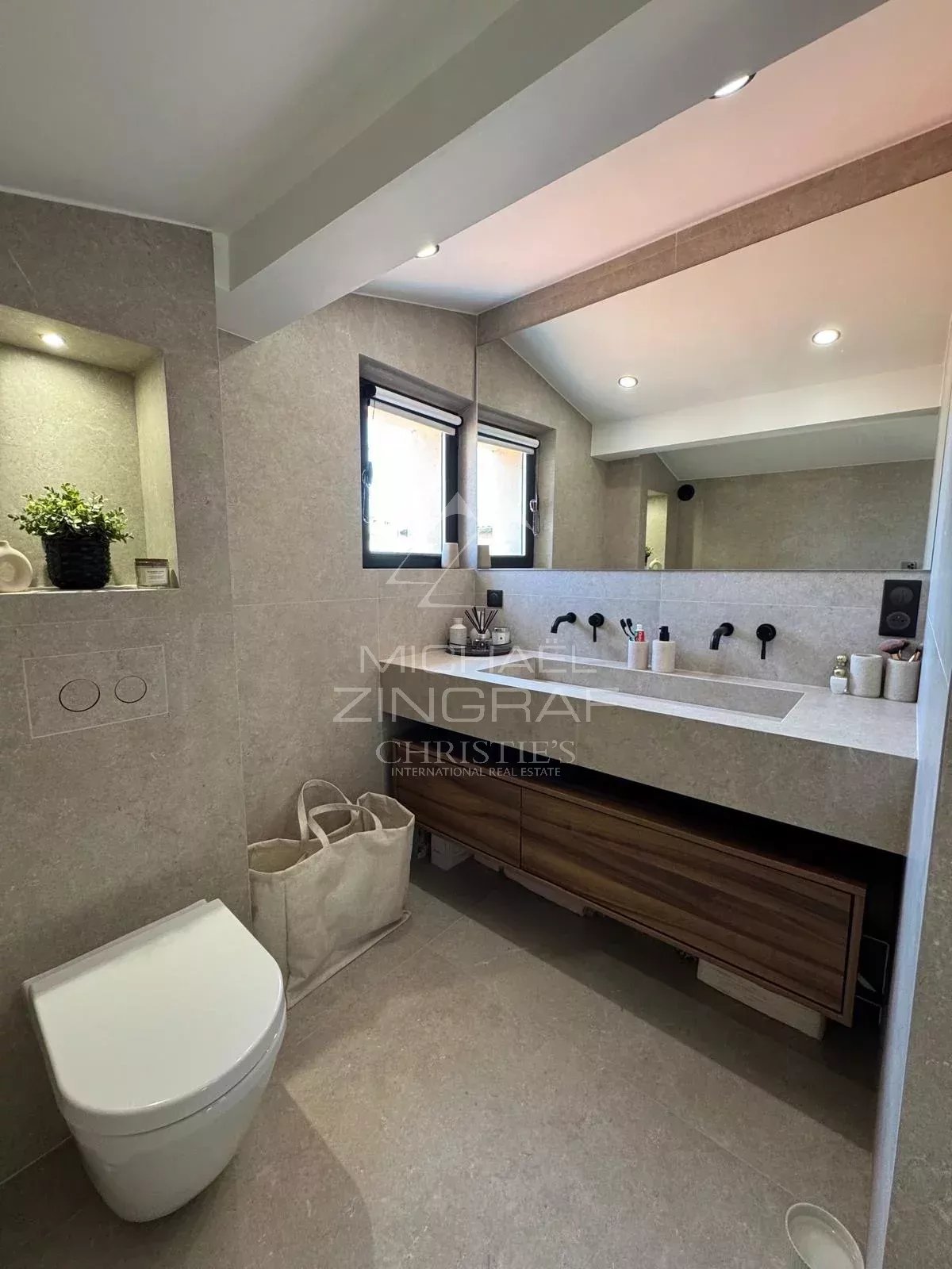 Antibes Vieille Ville – Duplex d’Exception en Dernier Étage