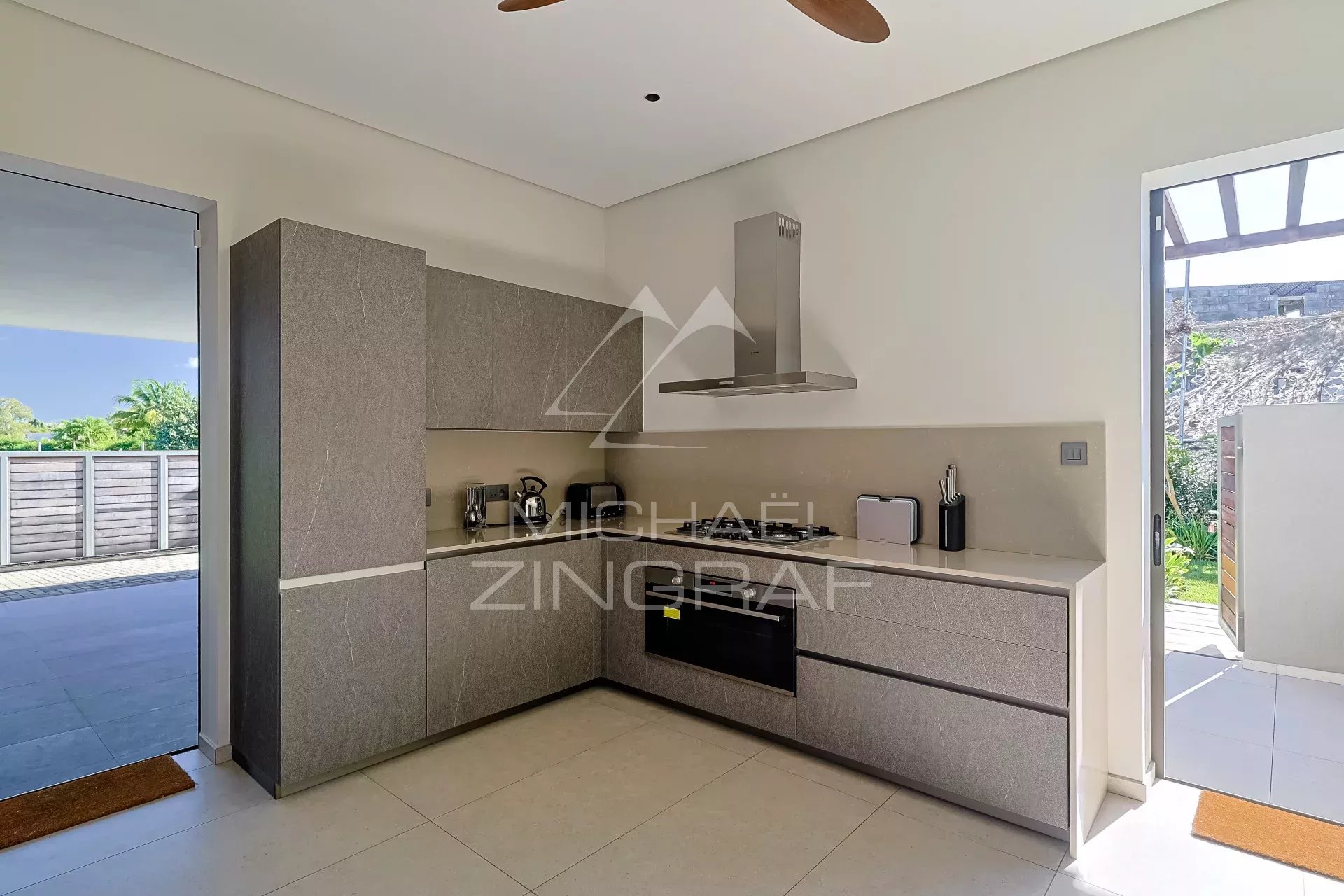 Moderne ebenerdige Villa mit Golfblick in ruhiger Lage