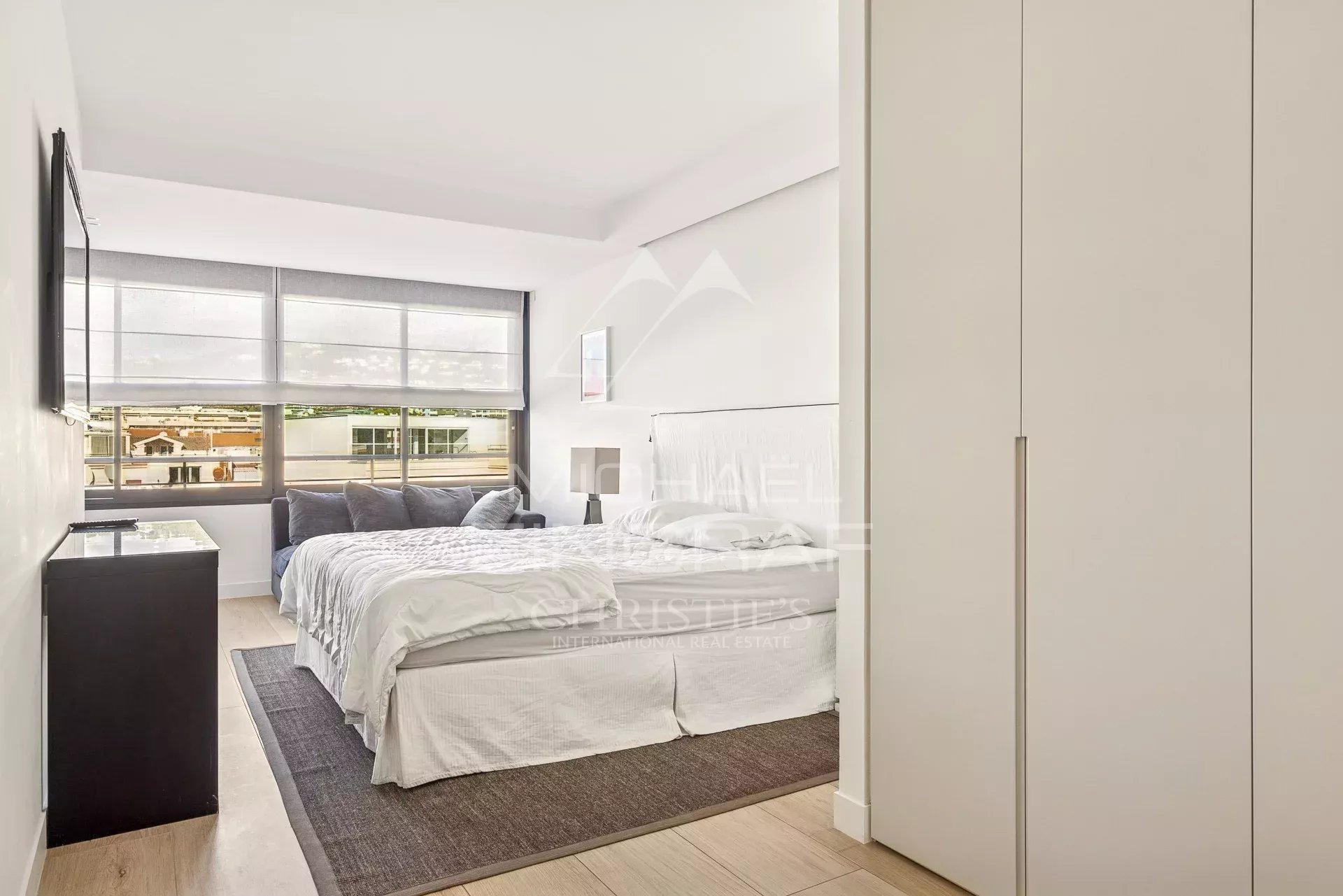 OFF MARKET - CANNES LA CROISETTE - LUXURIOUS 6-ROOM APARTMENT
