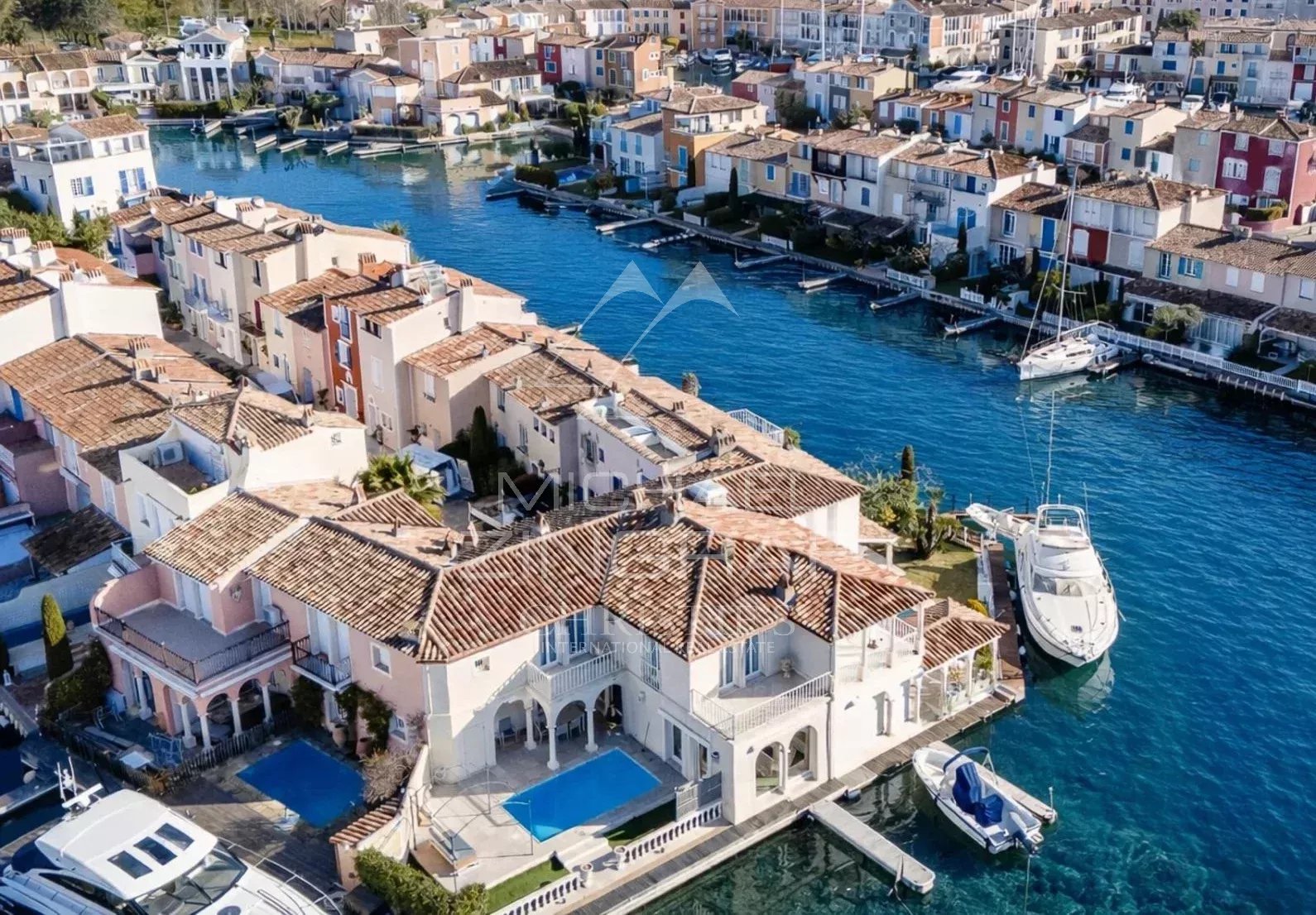 Élégante Villa les Pieds dans l’Eau au Cœur de Port Grimaud