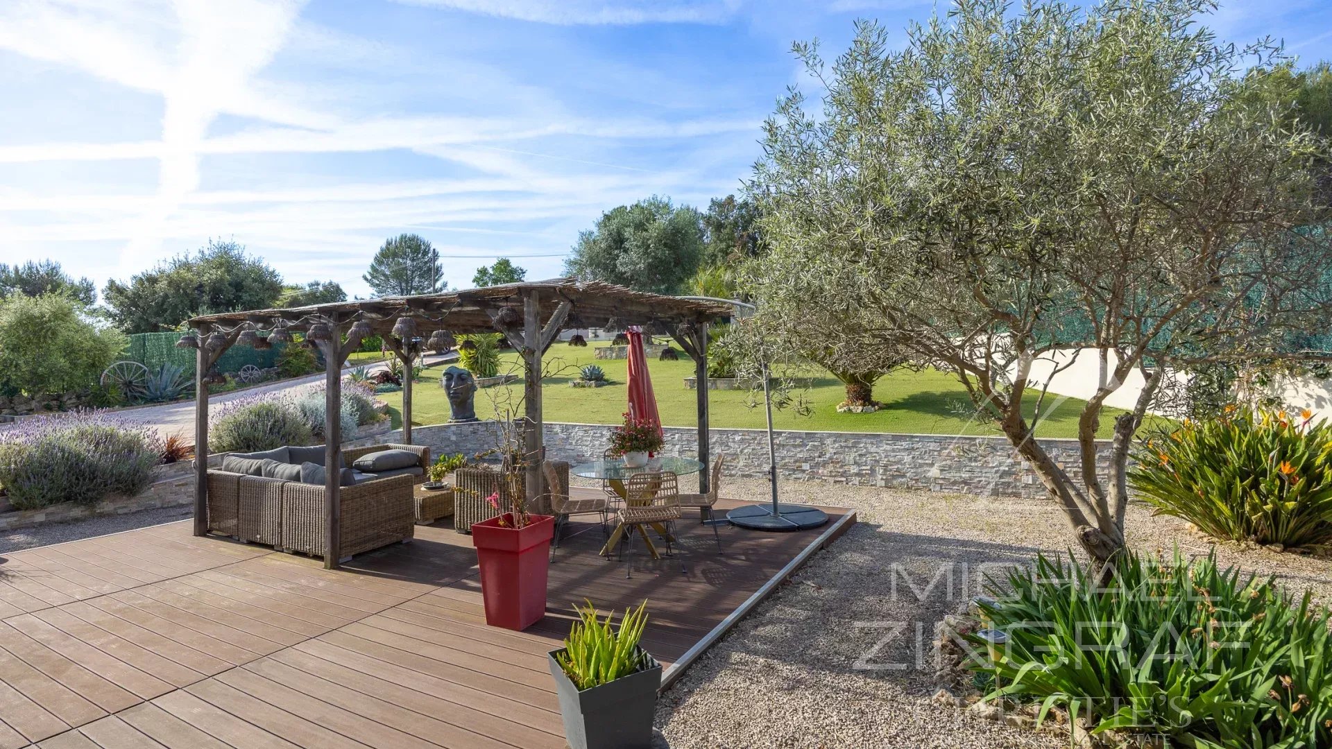 Elegante villa avec vue dégagée sur les collines
